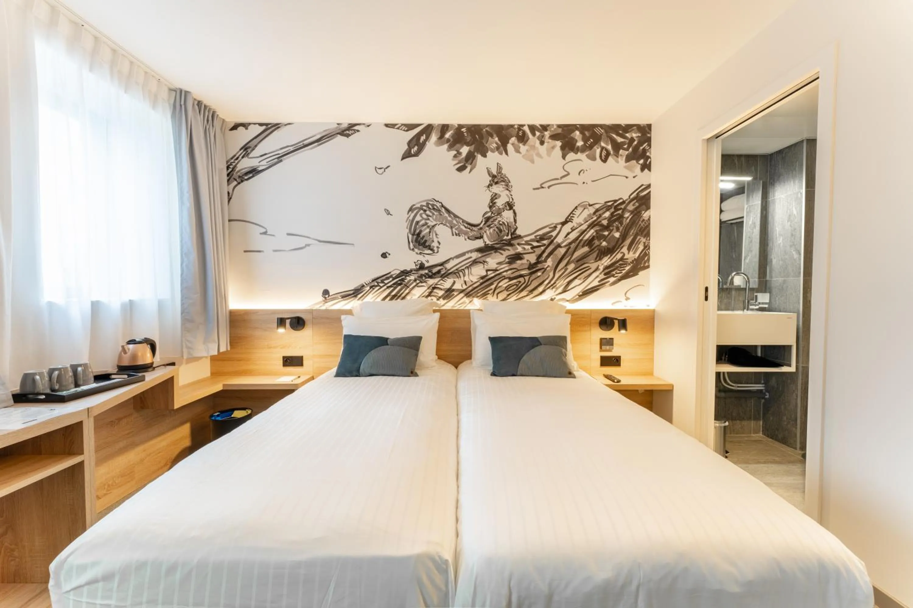 Photo of the whole room, Bed in GREEN PARK HOTEL PARIS