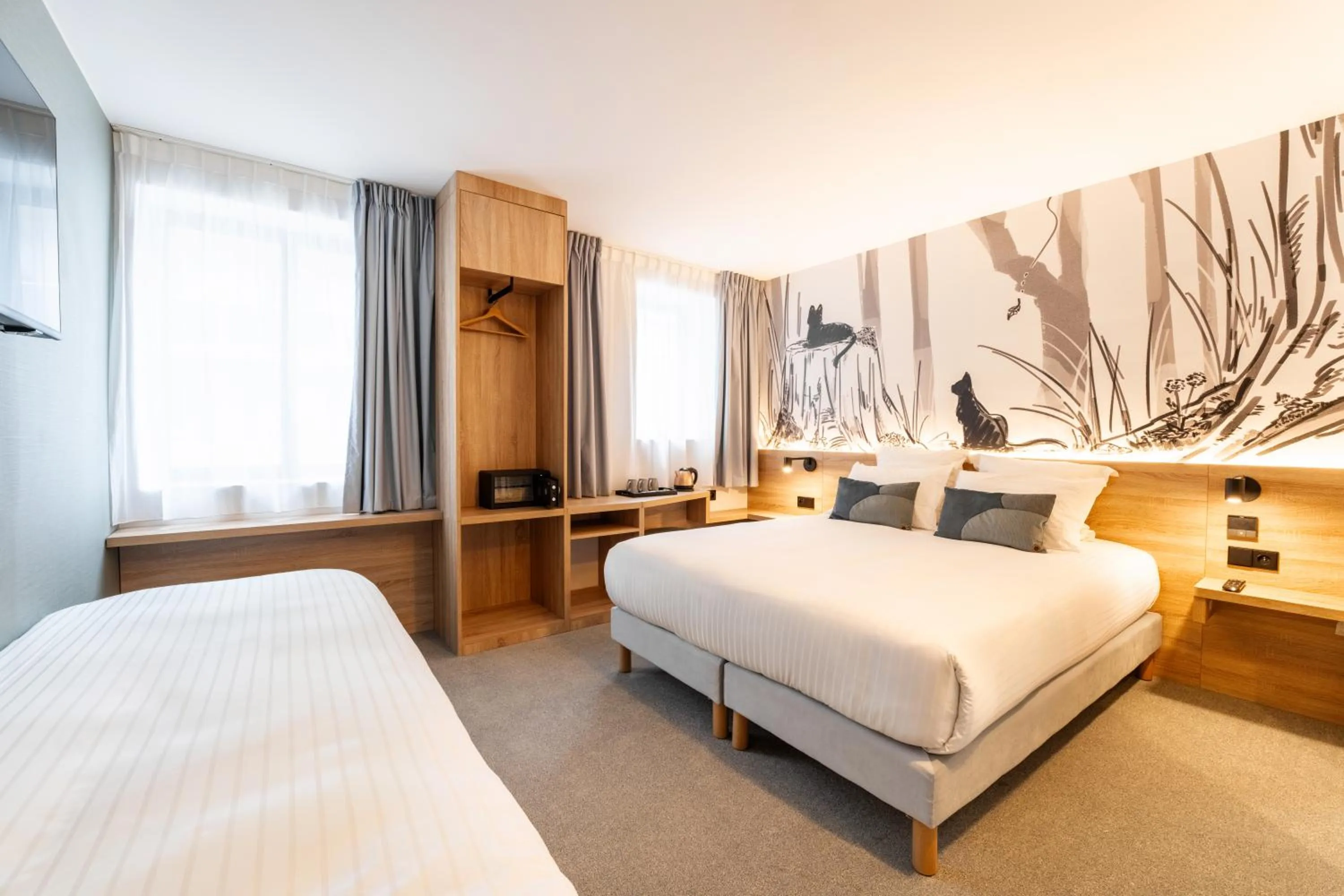 Photo of the whole room, Bed in GREEN PARK HOTEL PARIS