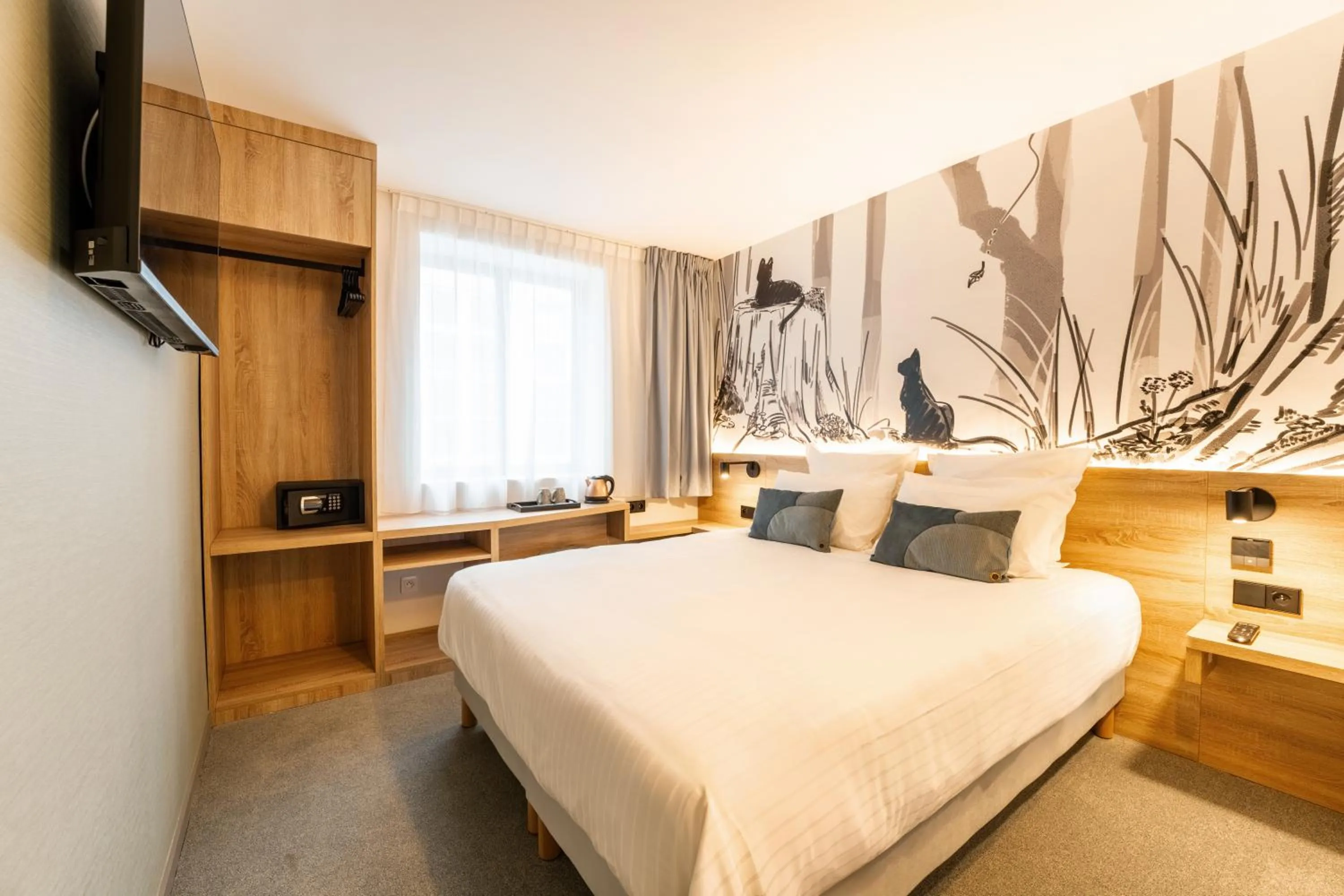 Photo of the whole room, Bed in GREEN PARK HOTEL PARIS