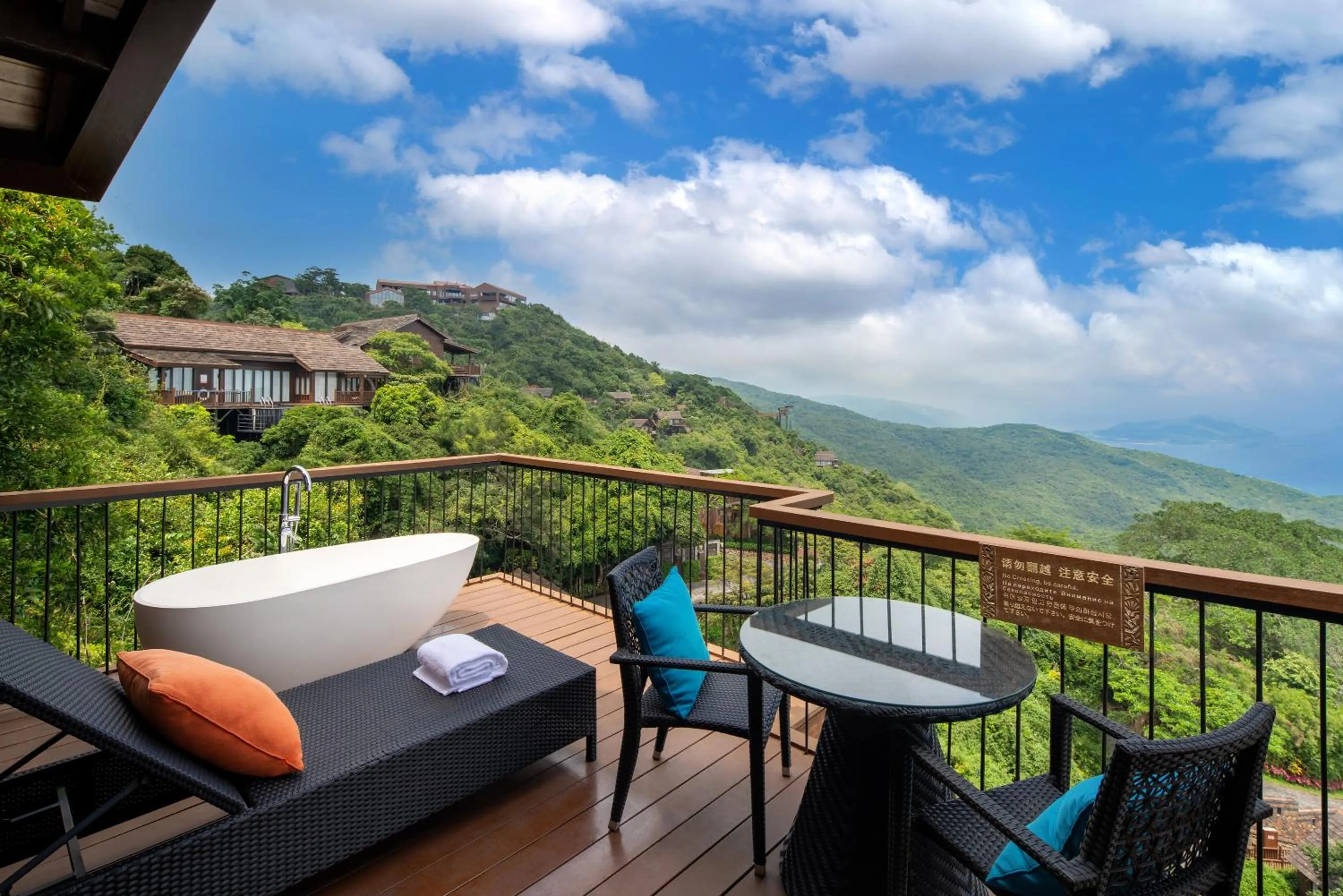 Yalong Bay Earthly Paradise Birds Nest Resort （Mountain Villas)