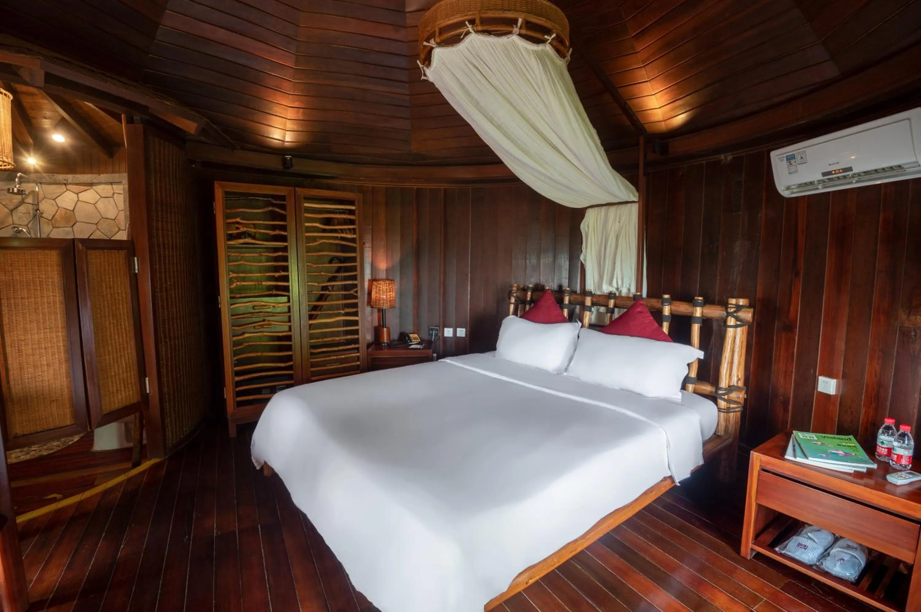 Bed in Yalong Bay Earthly Paradise Birds Nest Resort （Mountain Villas)