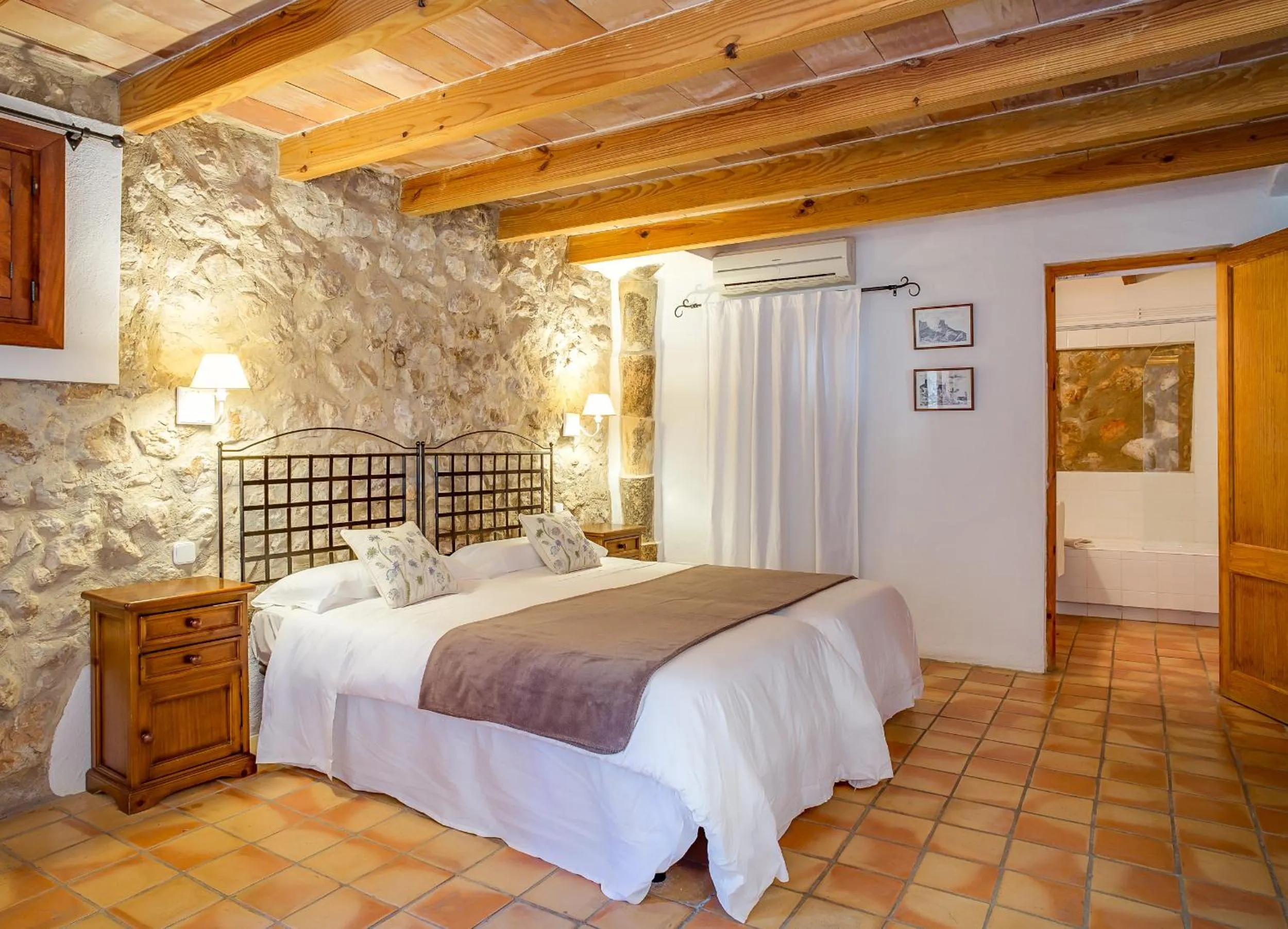Photo of the whole room, Bed in Finca Es Castell