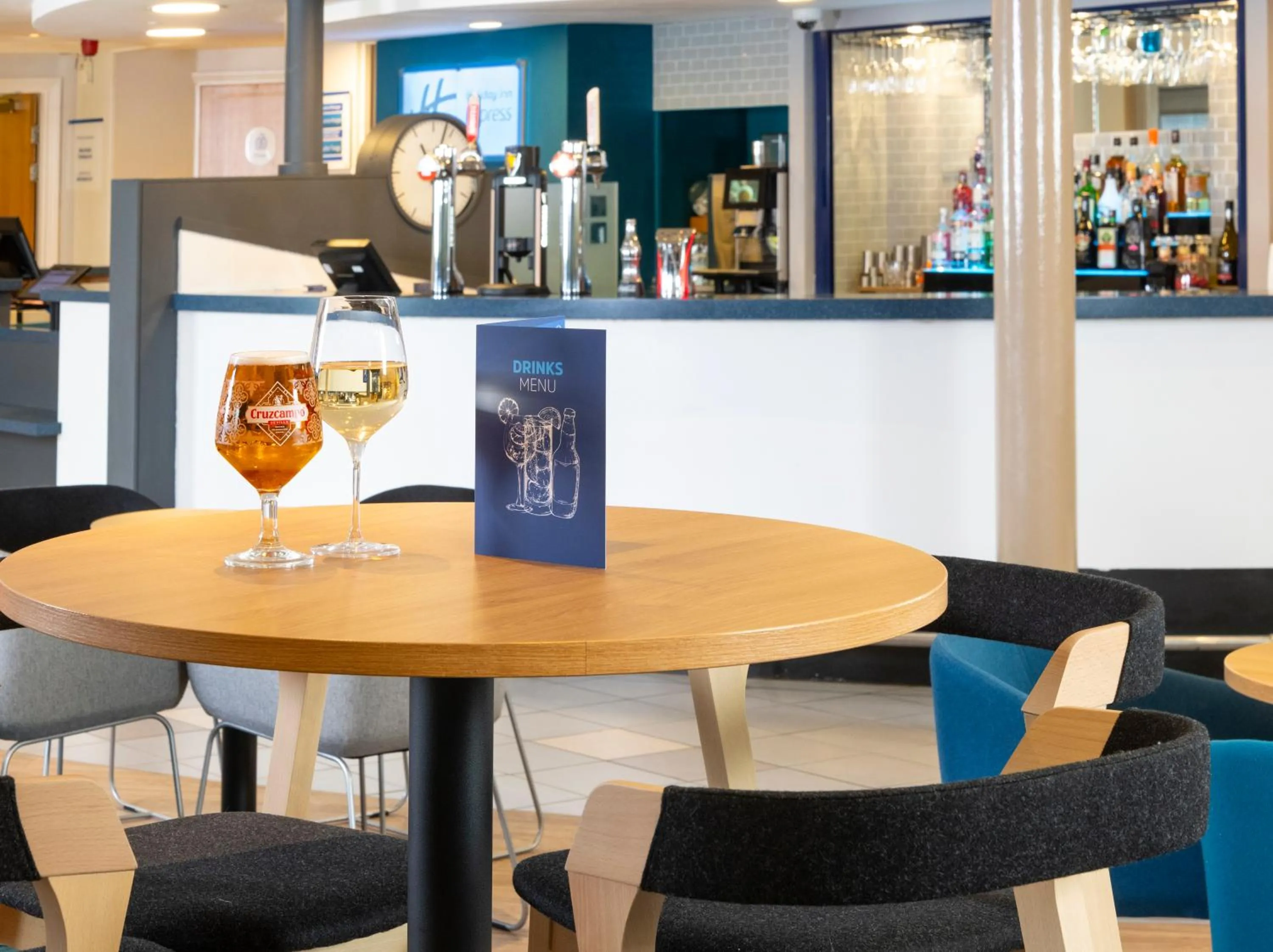 Lounge or bar in Holiday Inn Express Stafford by IHG