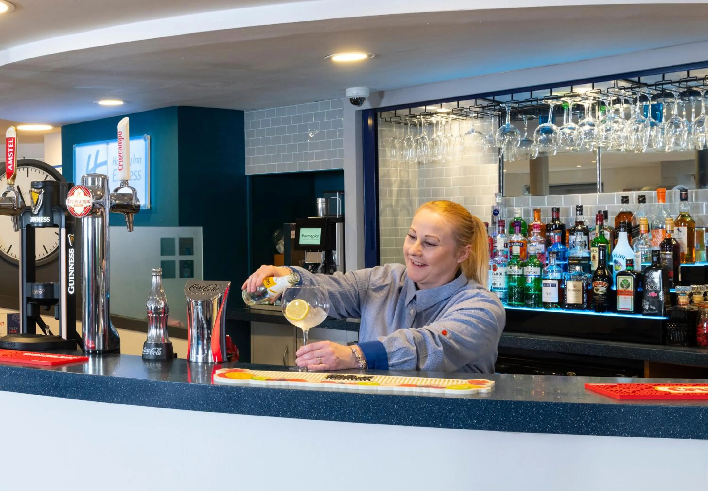 Lounge or bar in Holiday Inn Express Stafford by IHG