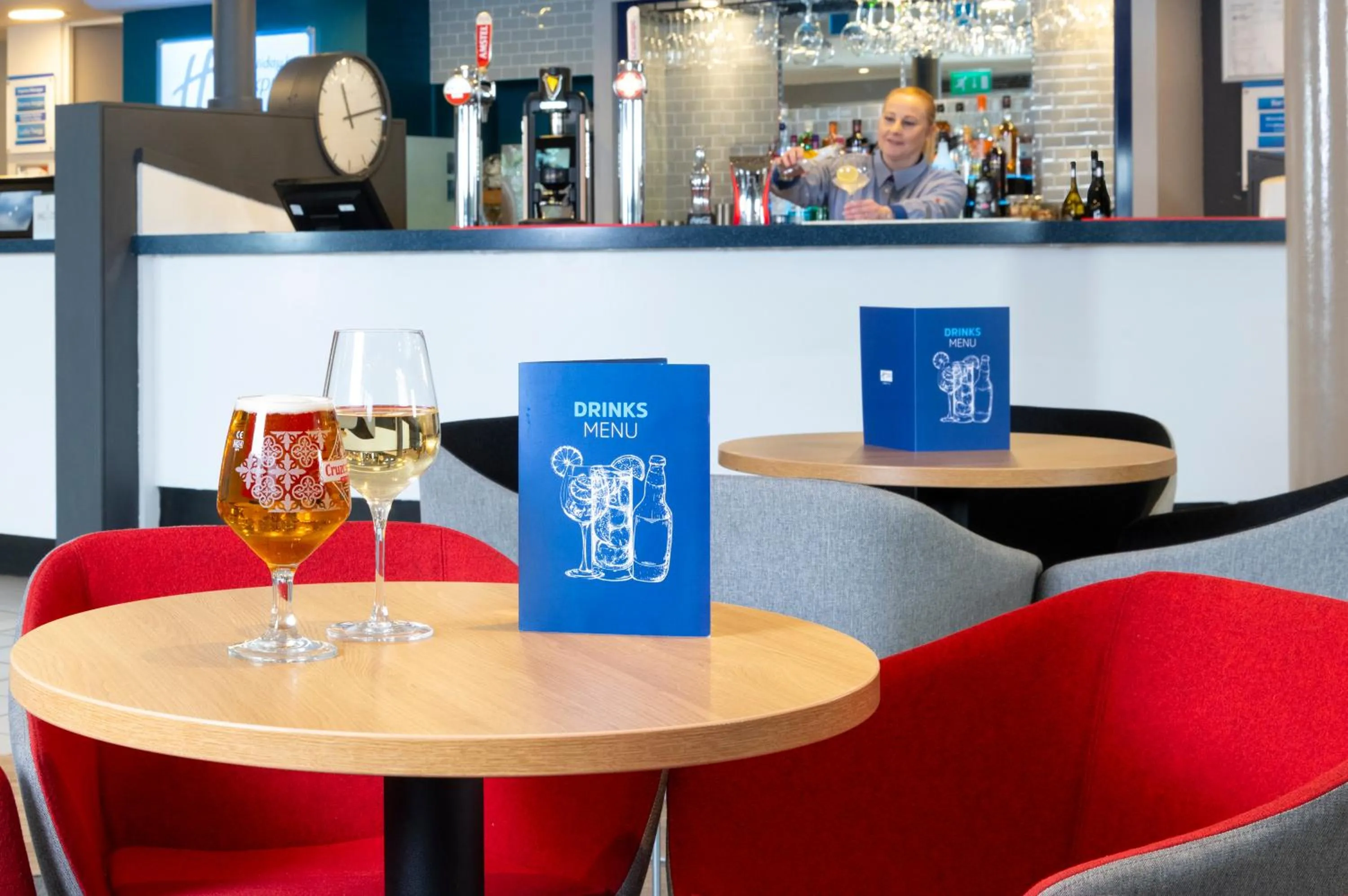 Lounge or bar in Holiday Inn Express Stafford by IHG