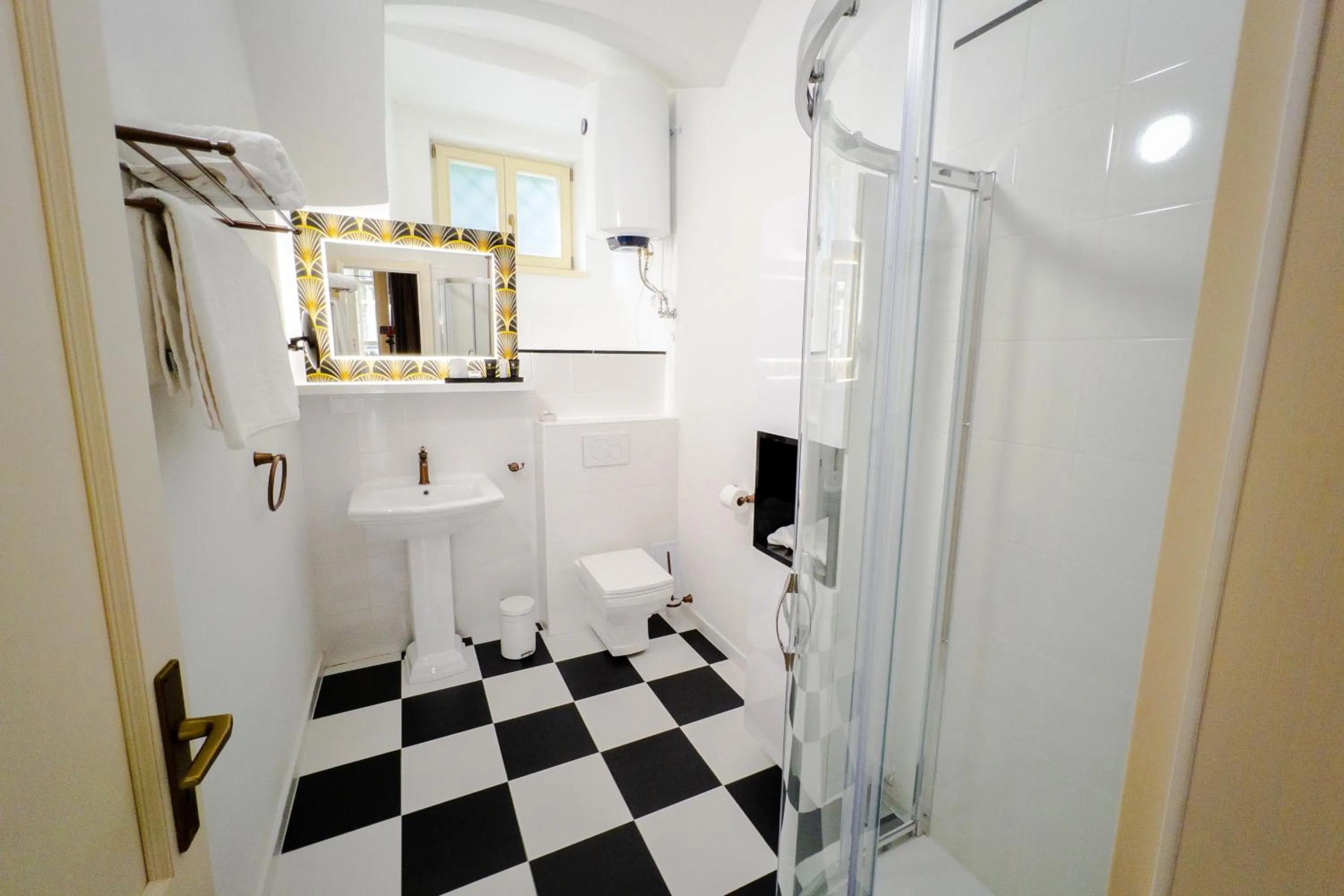 Shower in Opera apartments - Mestský palác