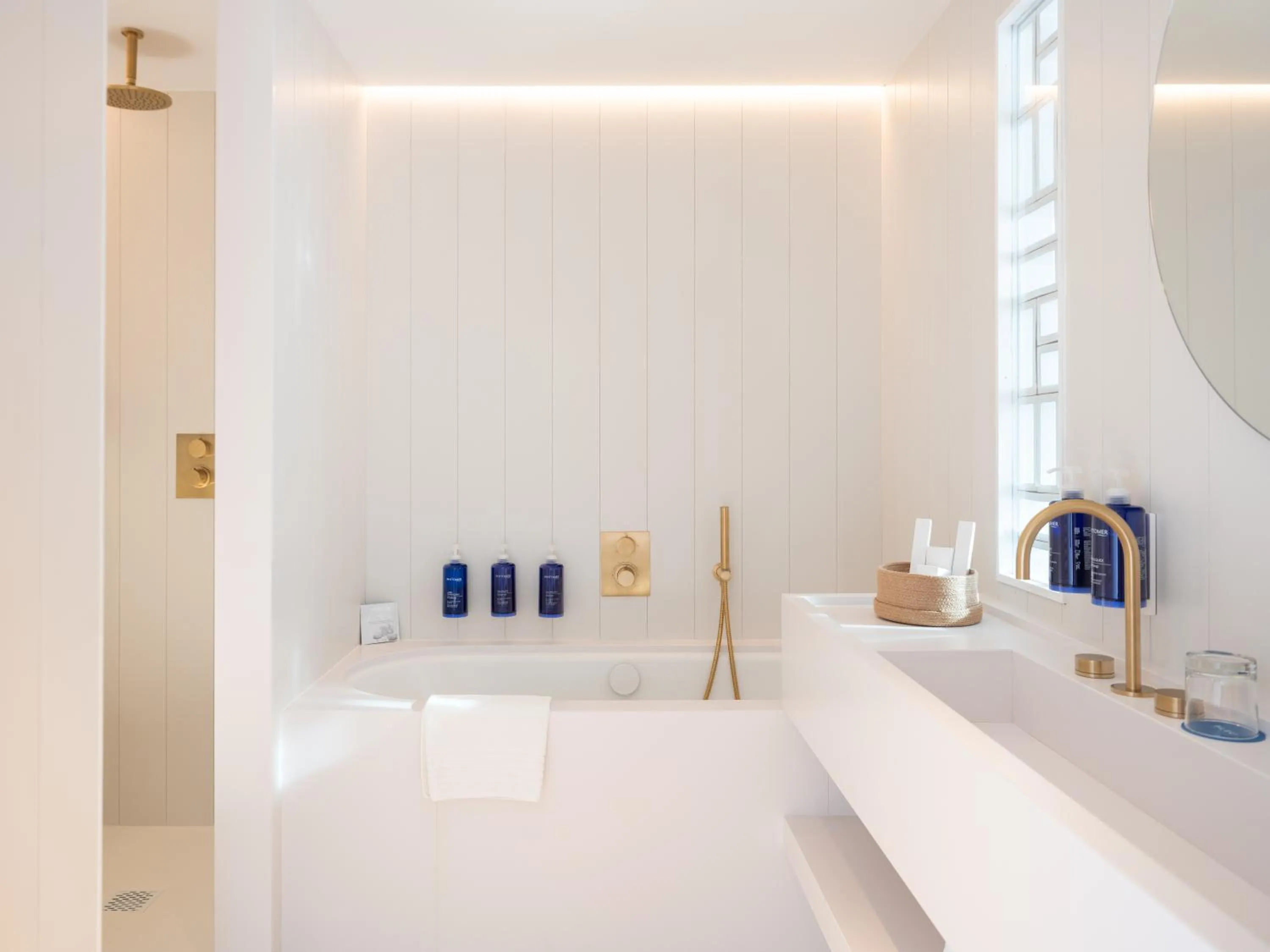 Bathroom, Bed in Bleu Hôtel & Spa