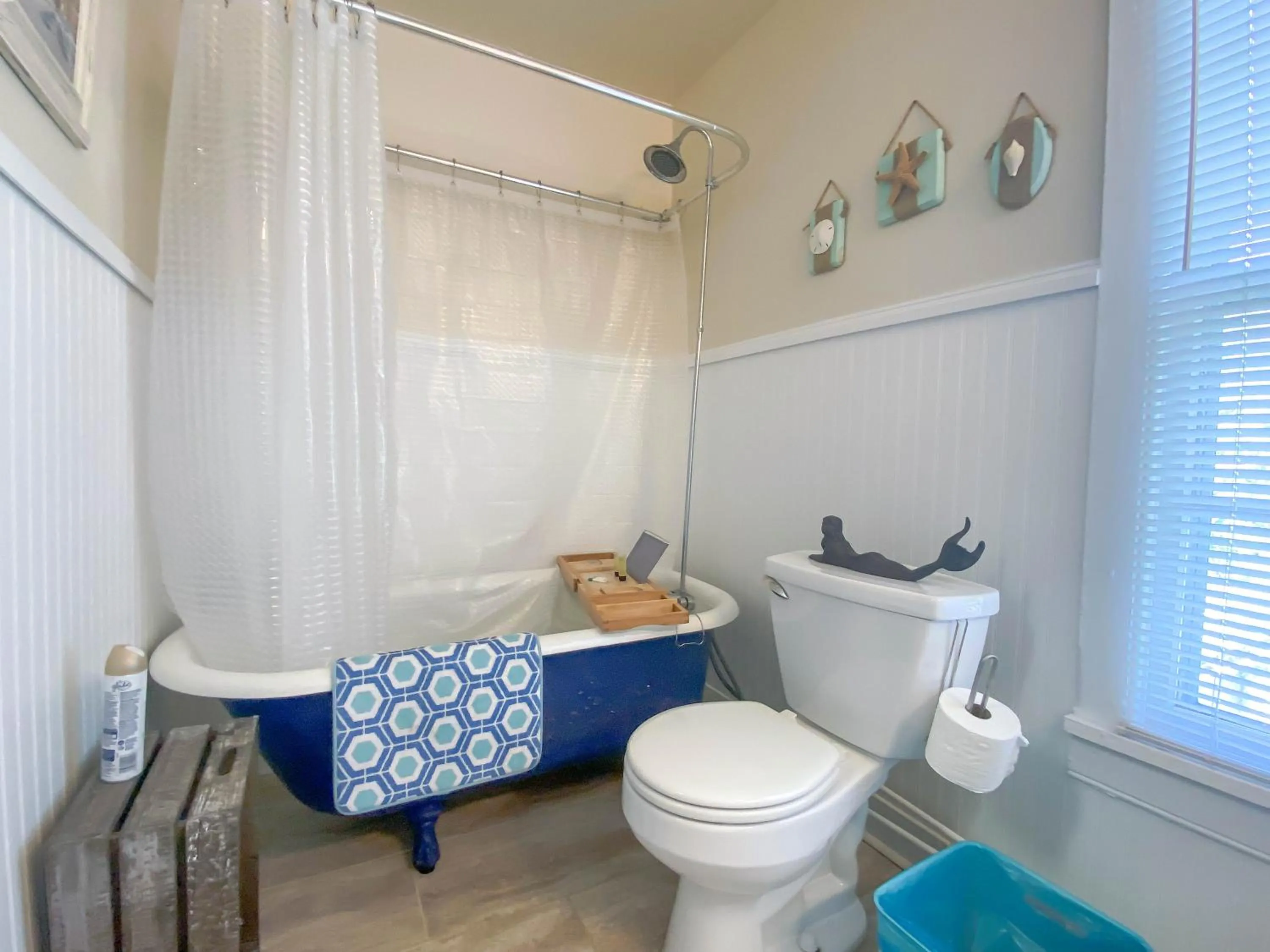 Toilet in Vaiden Inn