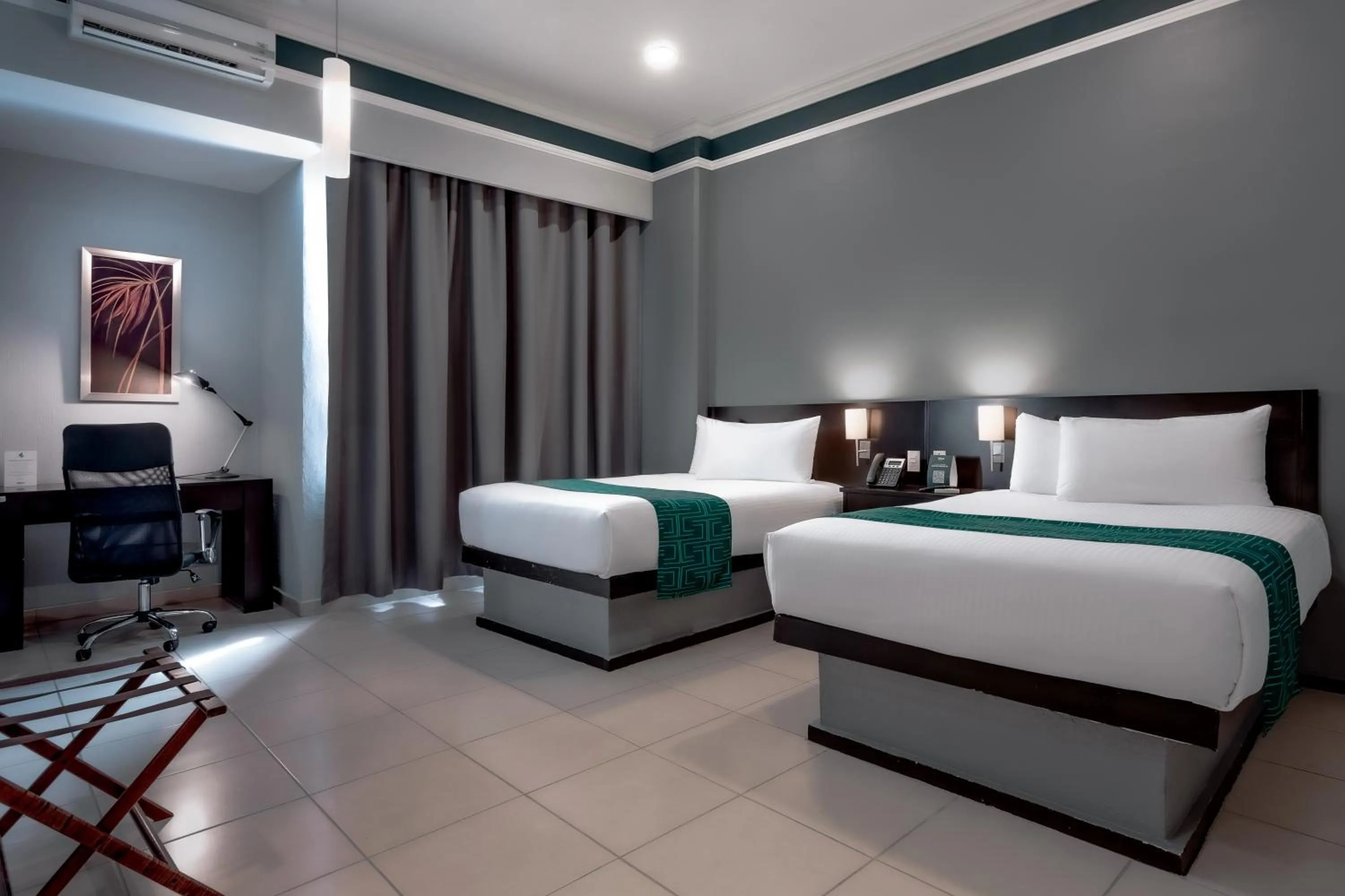 Photo of the whole room, Bed in InHouse Hotel León