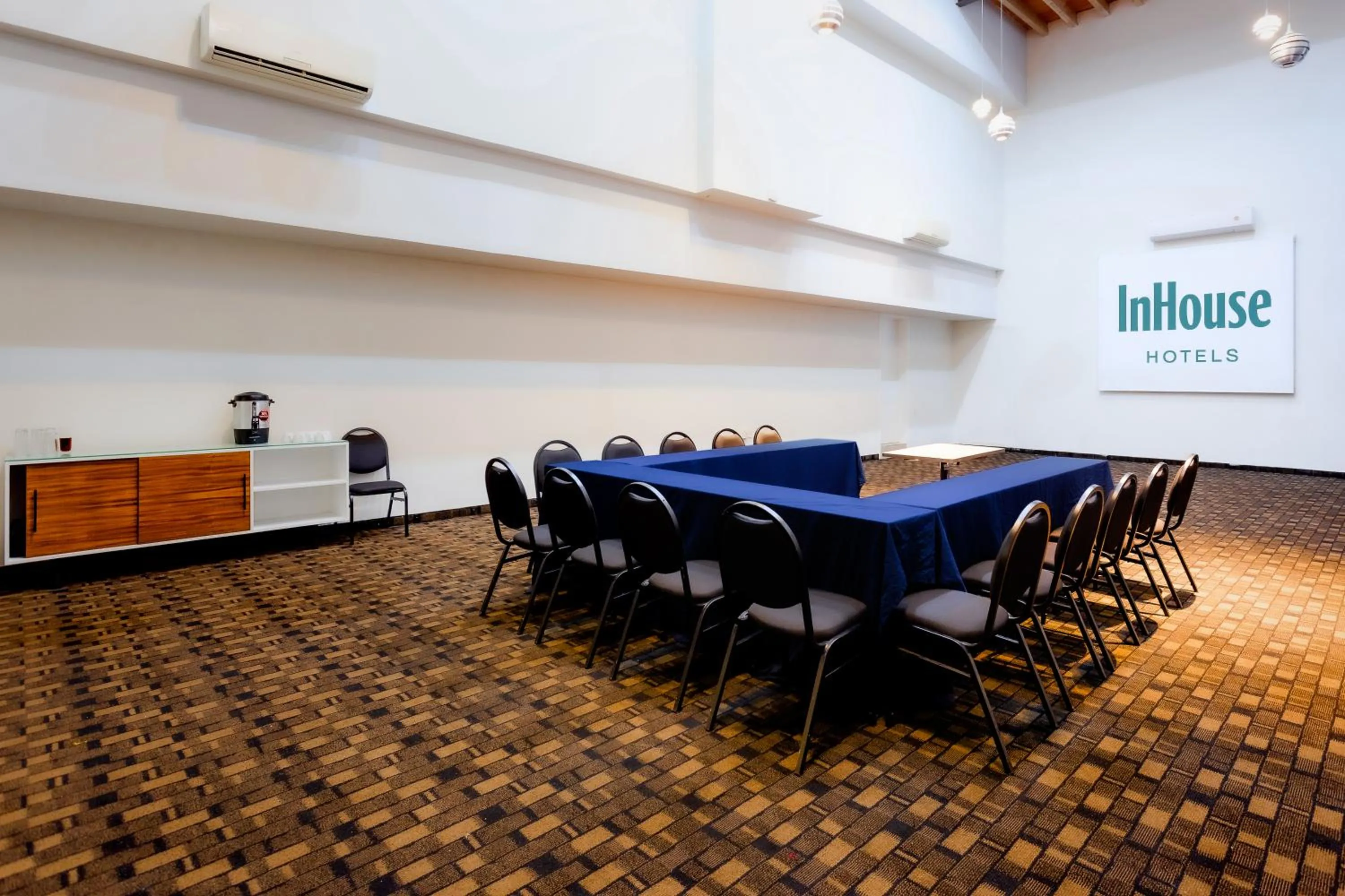 Meeting/conference room in InHouse Hotel León