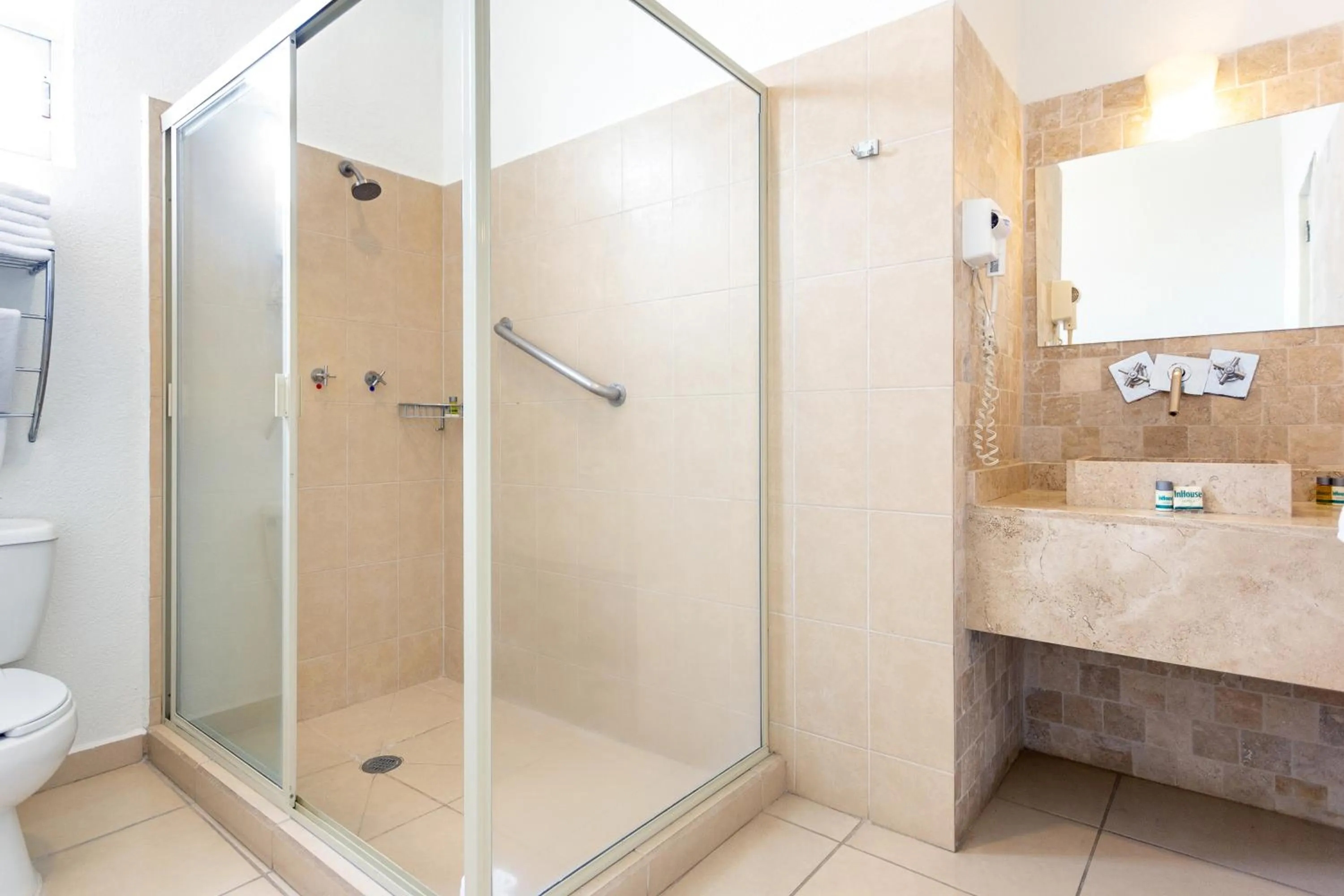 Shower in InHouse Hotel León