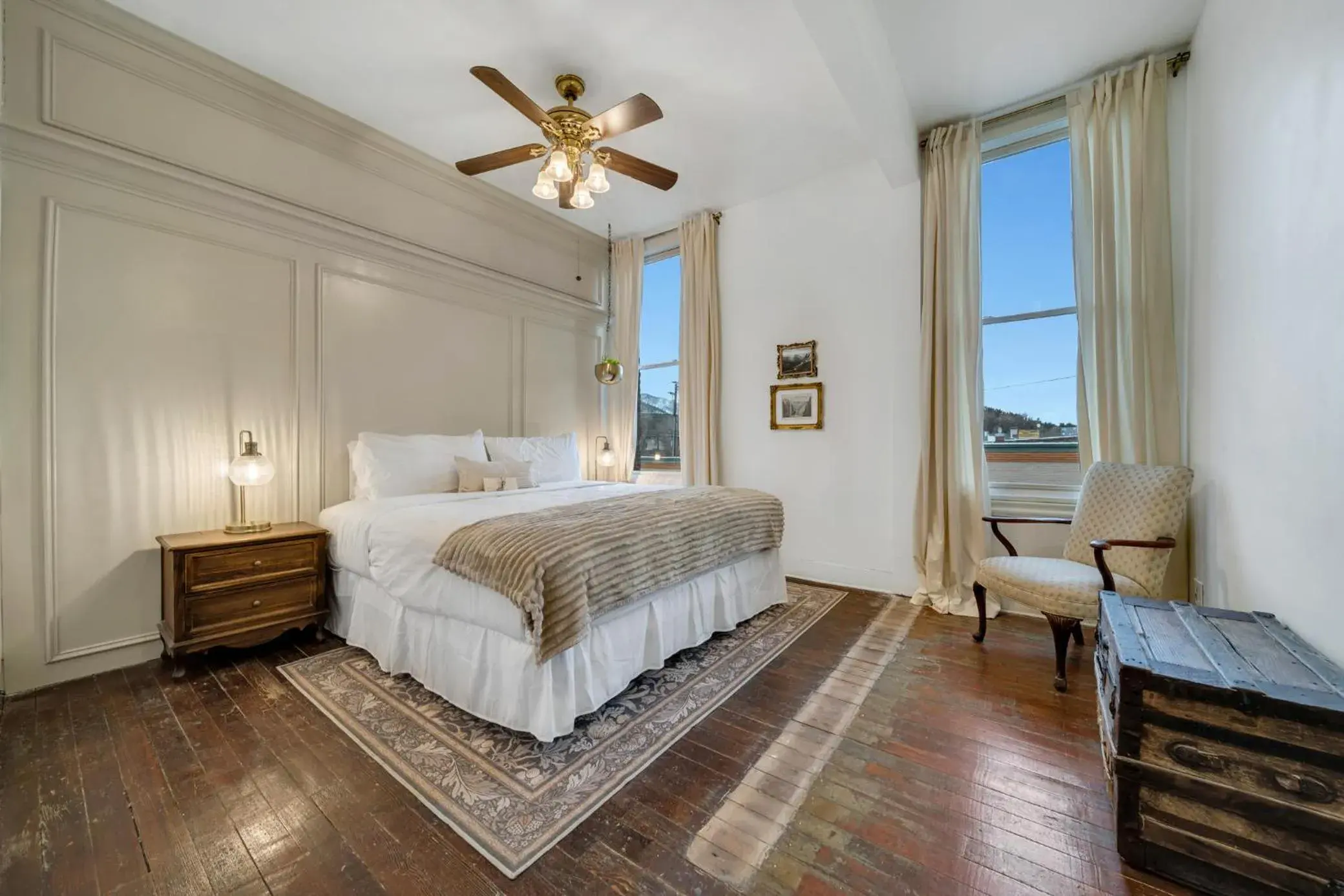 Deluxe King Room in The Historic Grand Canyon Hotel Deluxe King Room in The Historic Grand Canyon Hotel