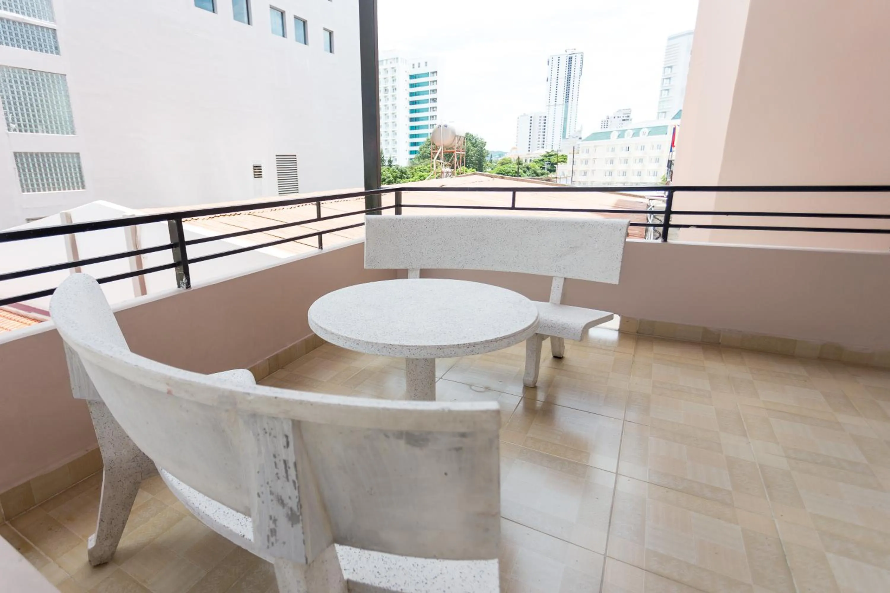 Restaurant/places to eat in Angella Hotel