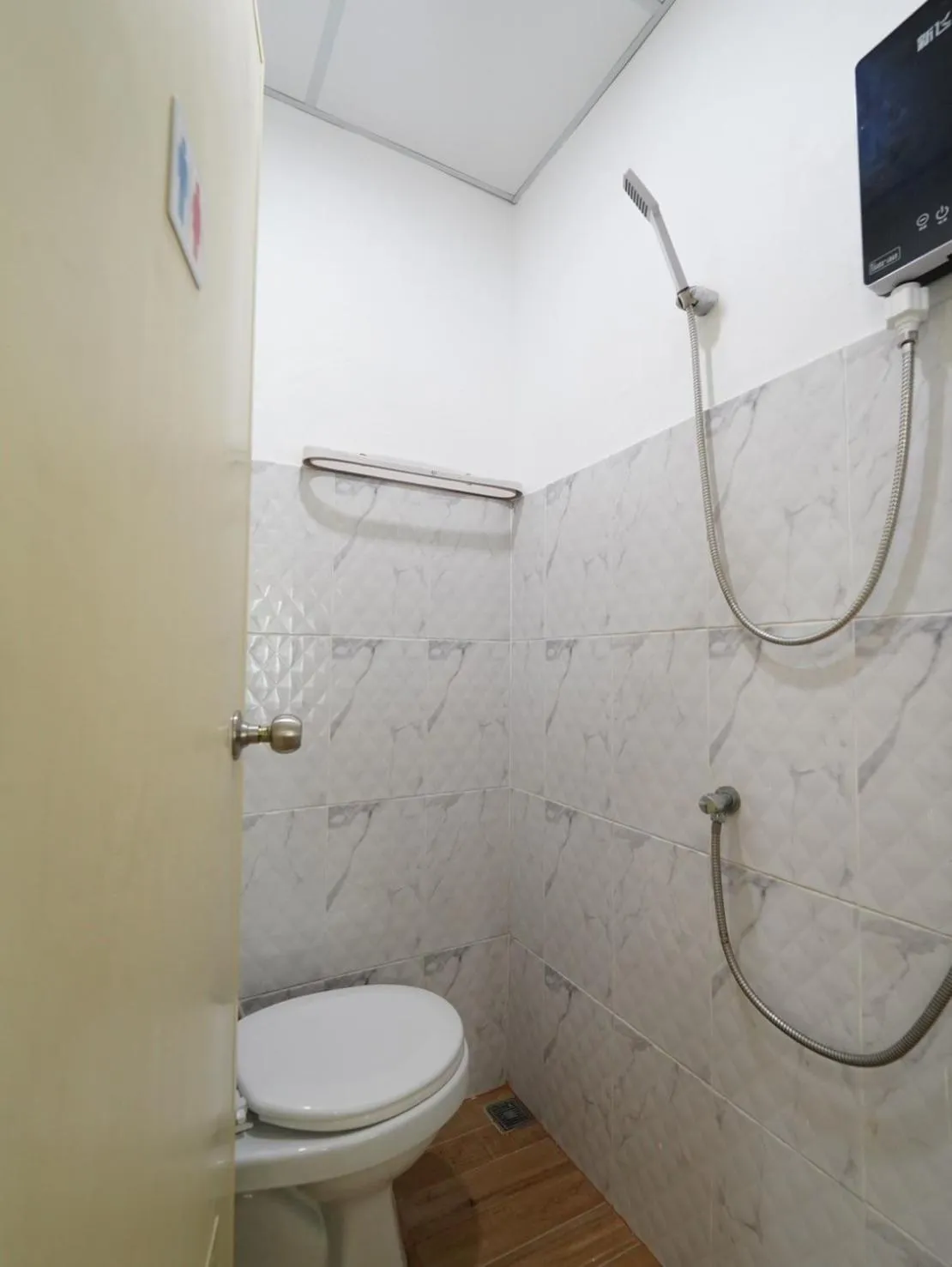 Shower in EZ Sleep @ Ratchada 19