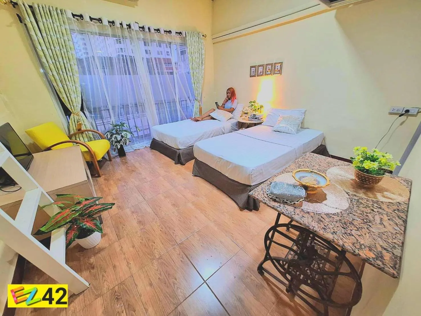 Photo of the whole room, Bed in EZ Sleep @ Ratchada 19