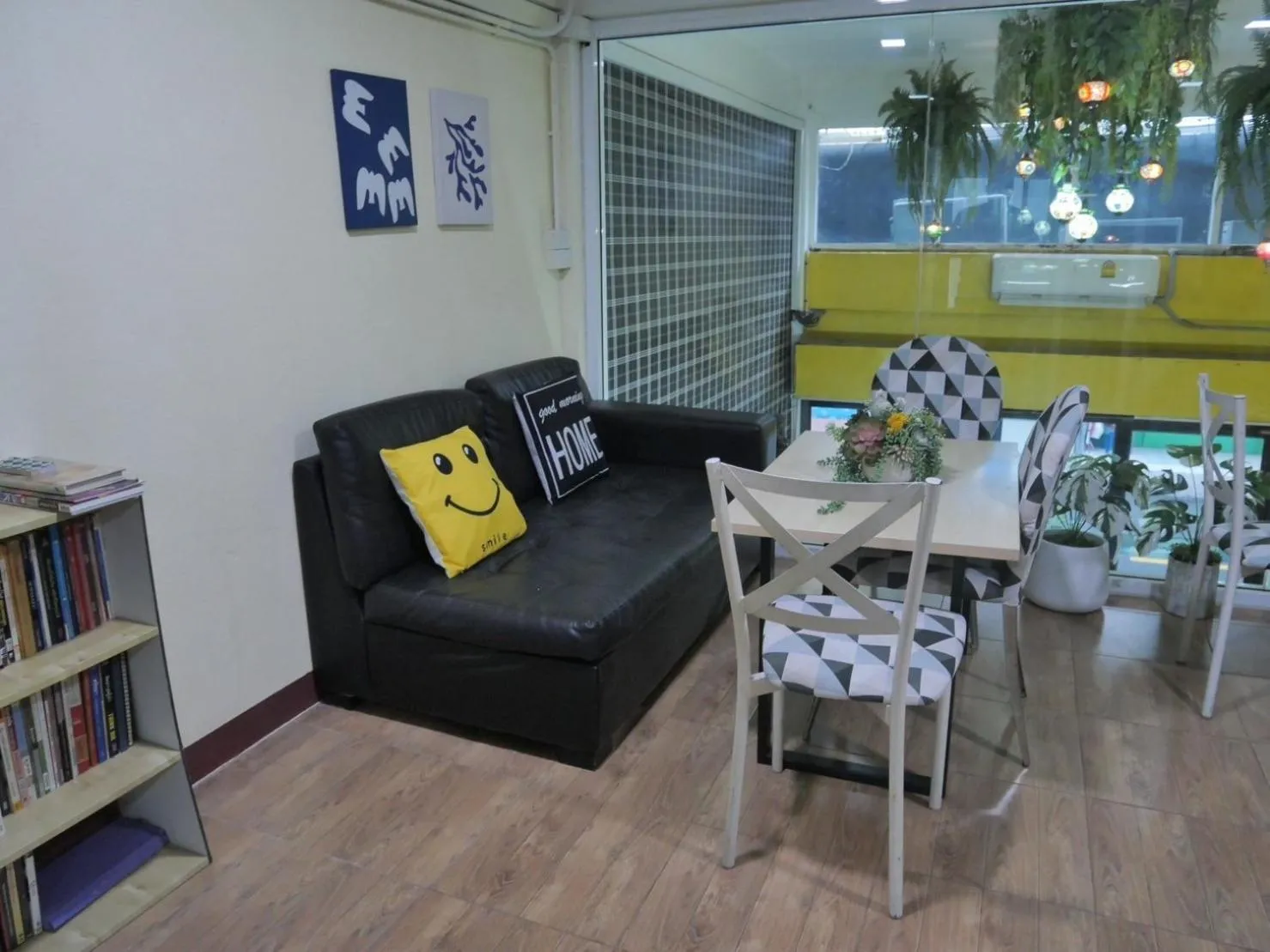 Communal lounge/ TV room in EZ Sleep @ Ratchada 19