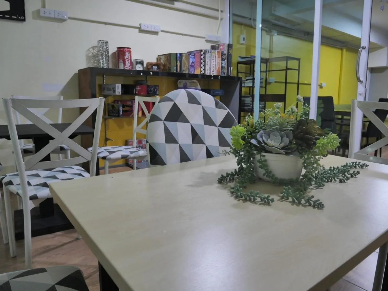 Communal lounge/ TV room in EZ Sleep @ Ratchada 19