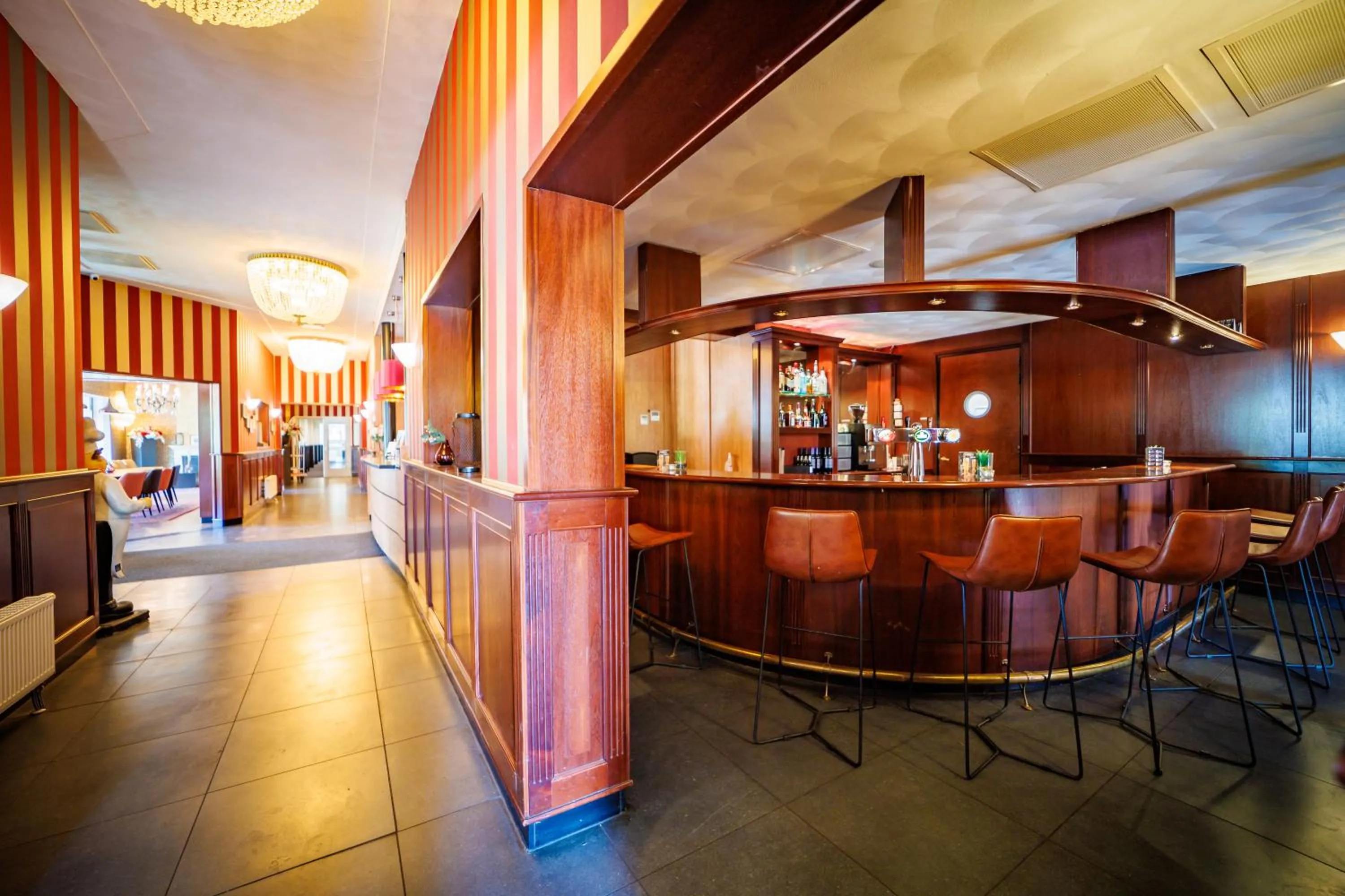 Lounge or bar in Bastion Hotel Apeldoorn Het Loo