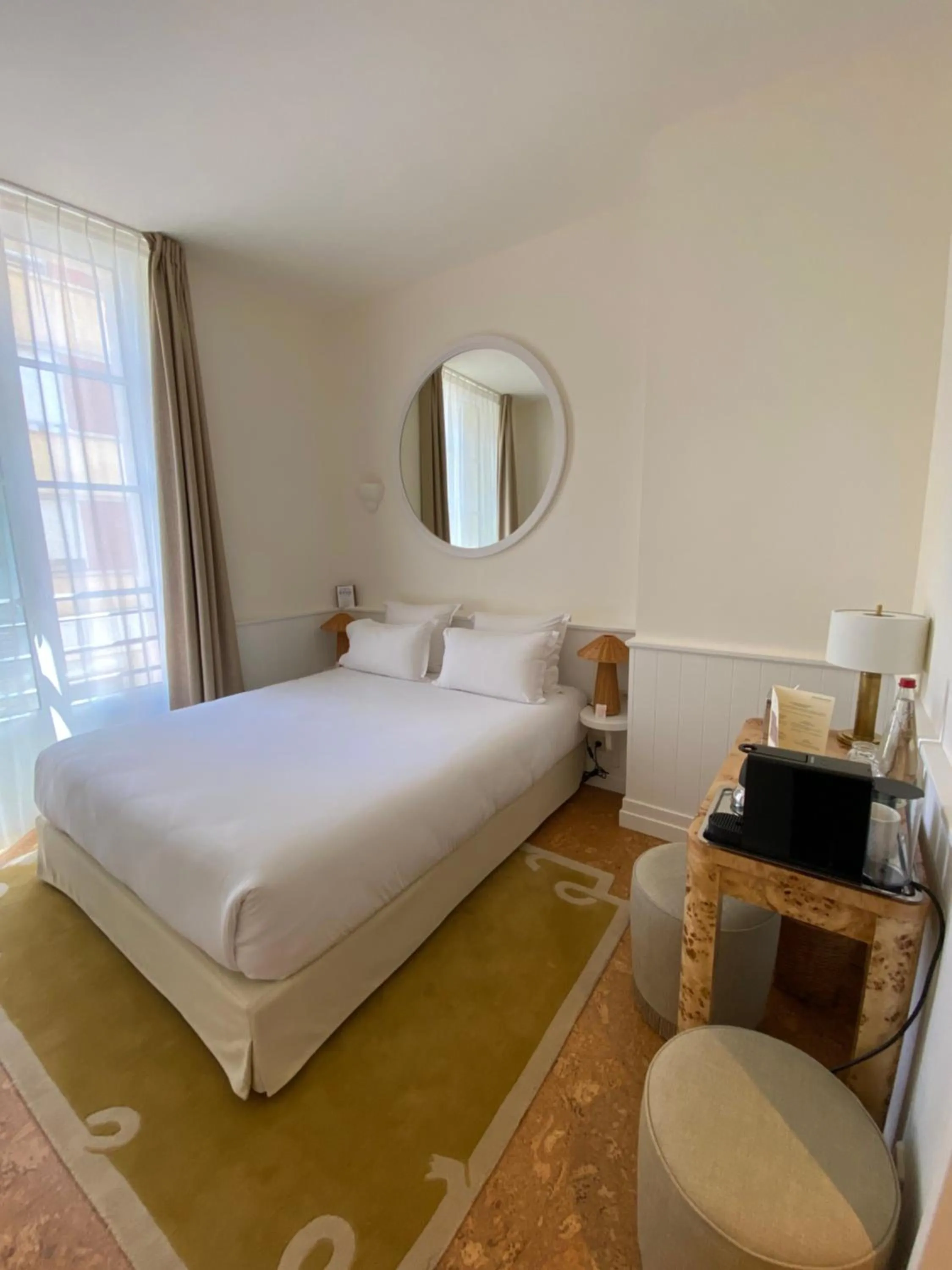 Photo of the whole room, Bed in LILOU