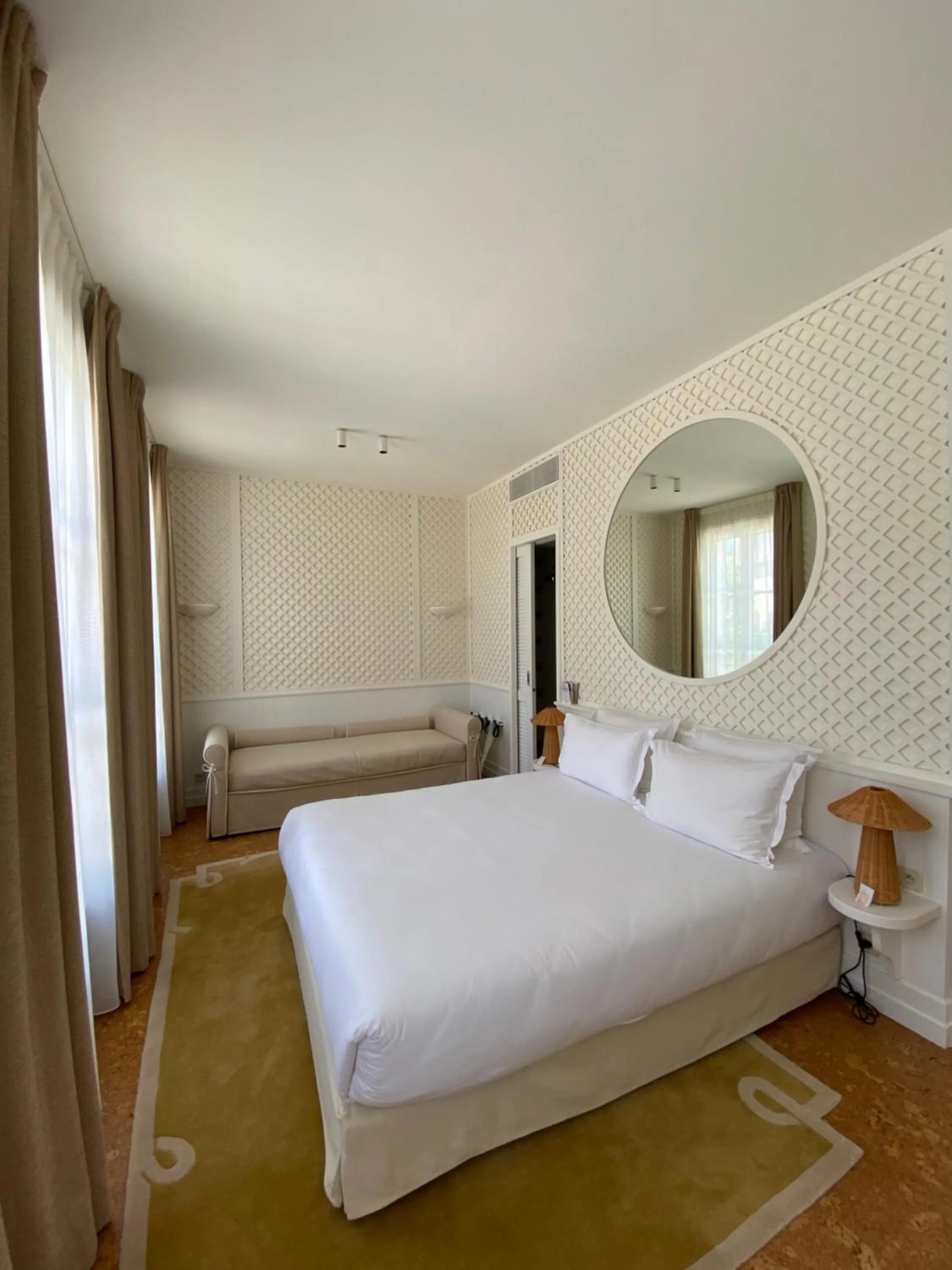 Photo of the whole room, Bed in LILOU