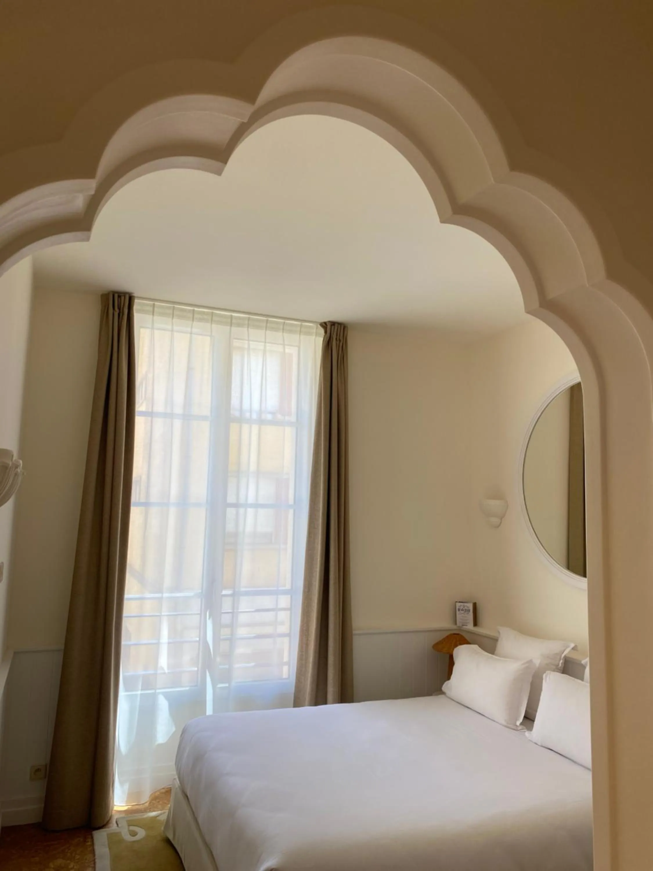 Photo of the whole room, Bed in LILOU