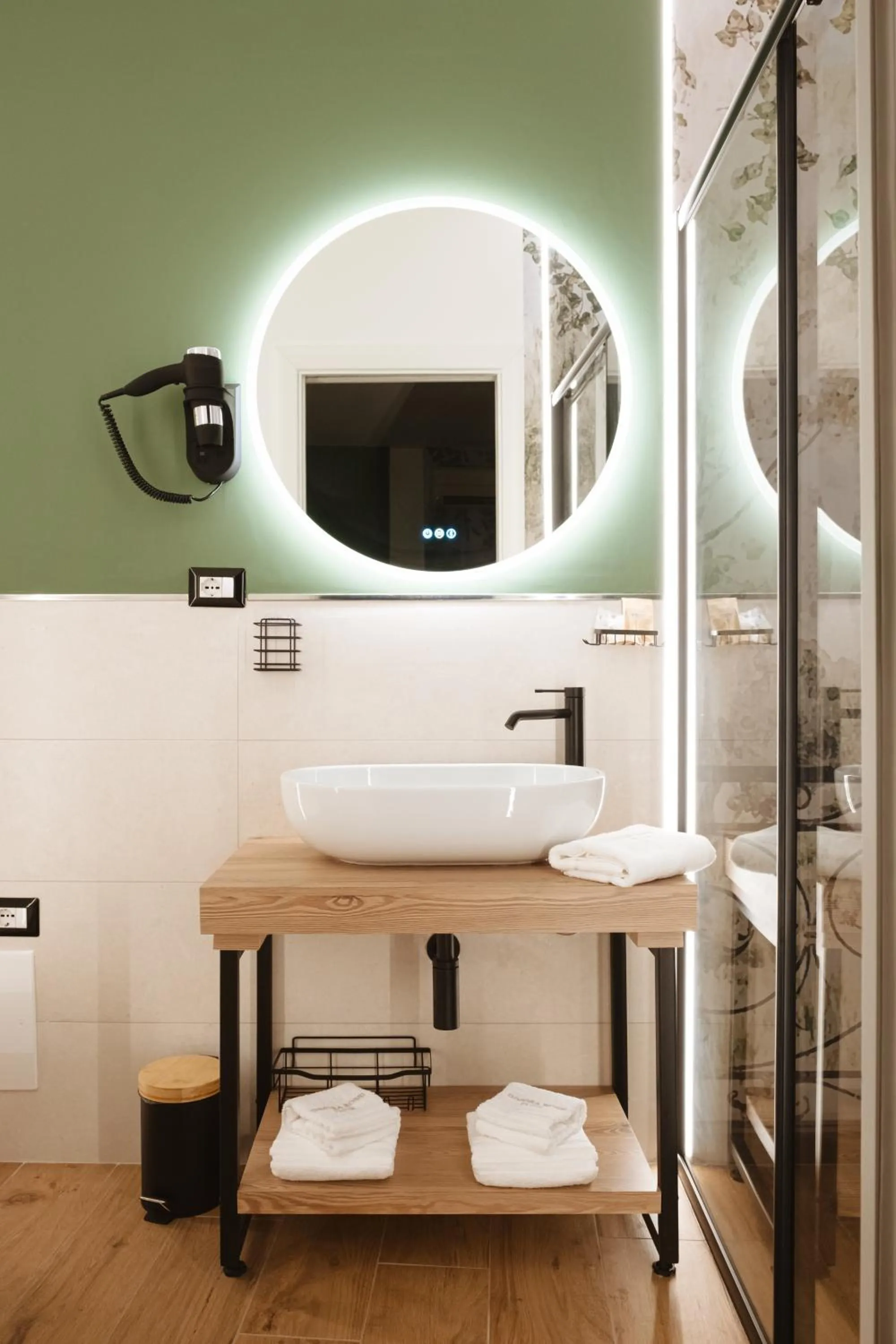 Shower in ALBERGO DIFFUSO Dimora Rossi Charme B&B