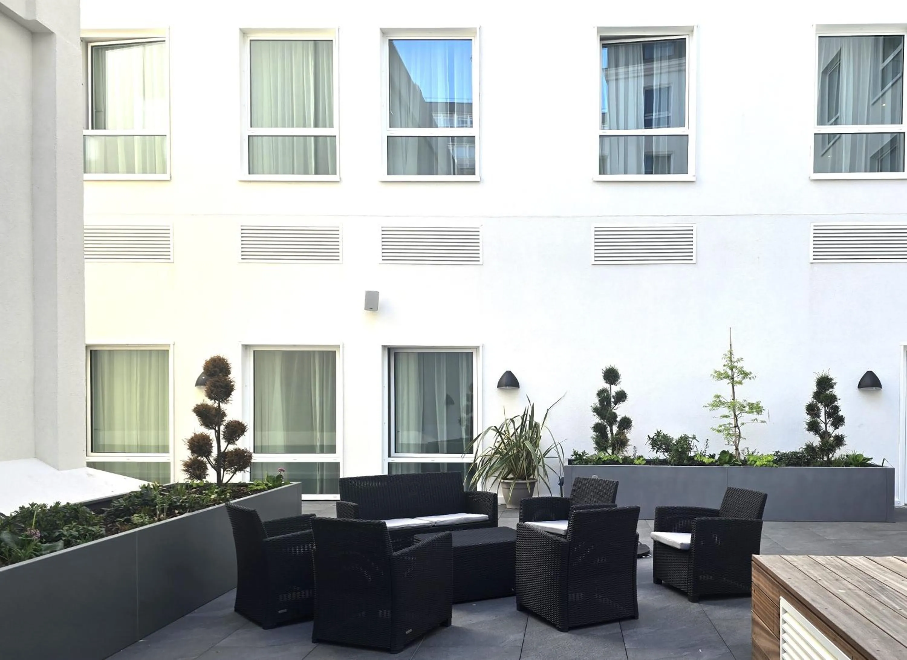 Patio in Maldron Hotel Brighton City Centre