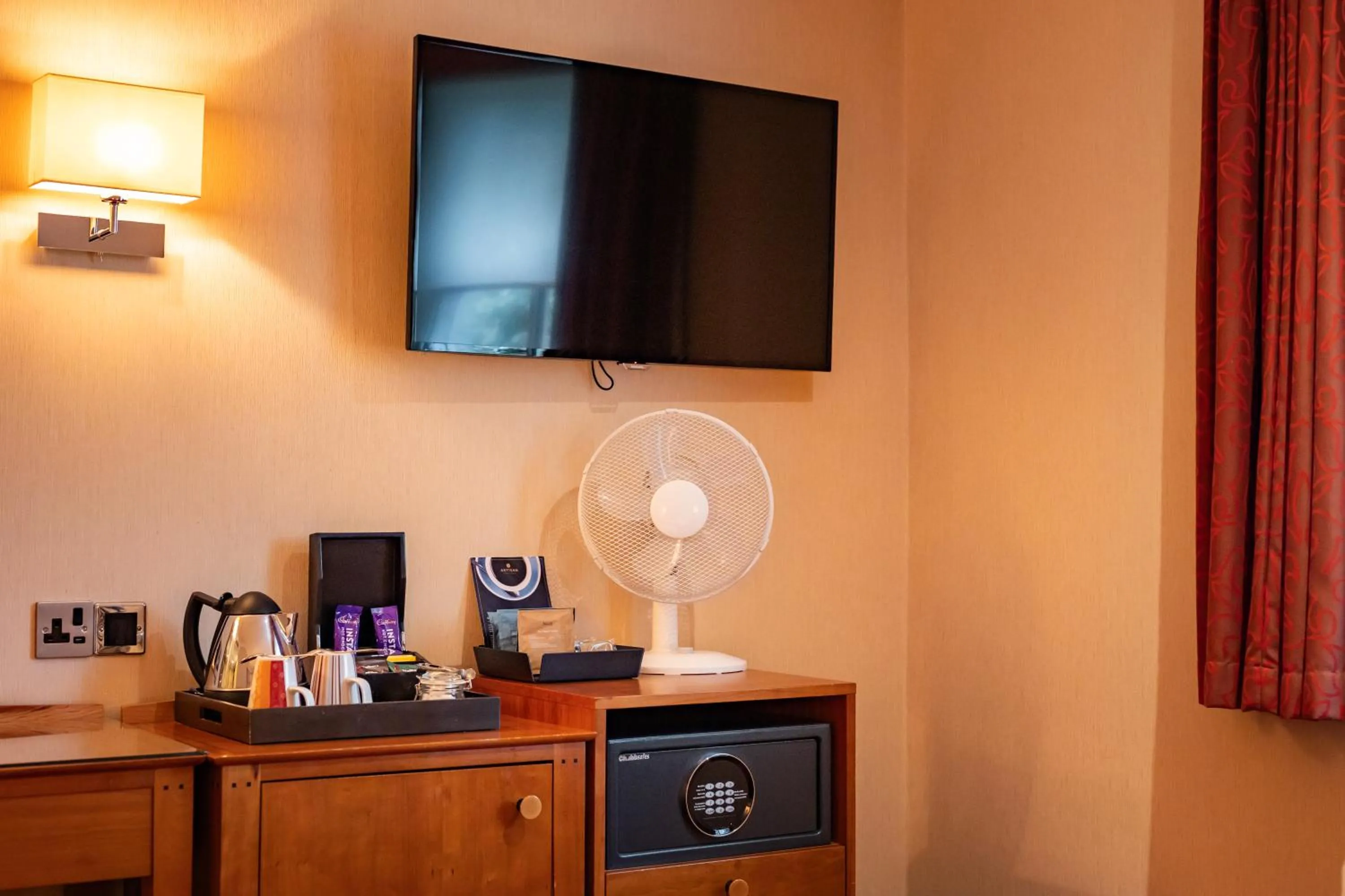 TV and multimedia in The Red Lion Hotel