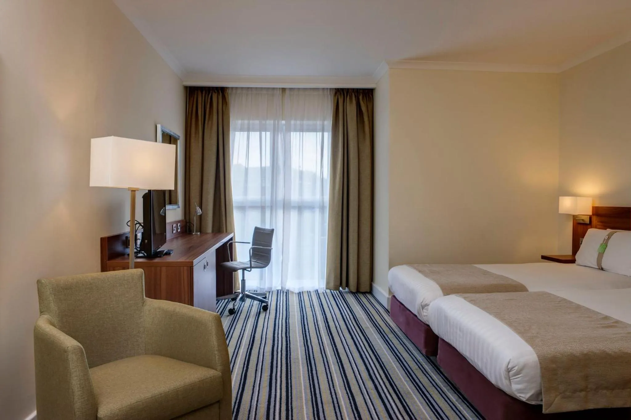 Photo of the whole room, Bed in Holiday Inn Glasgow - East Kilbride by IHG