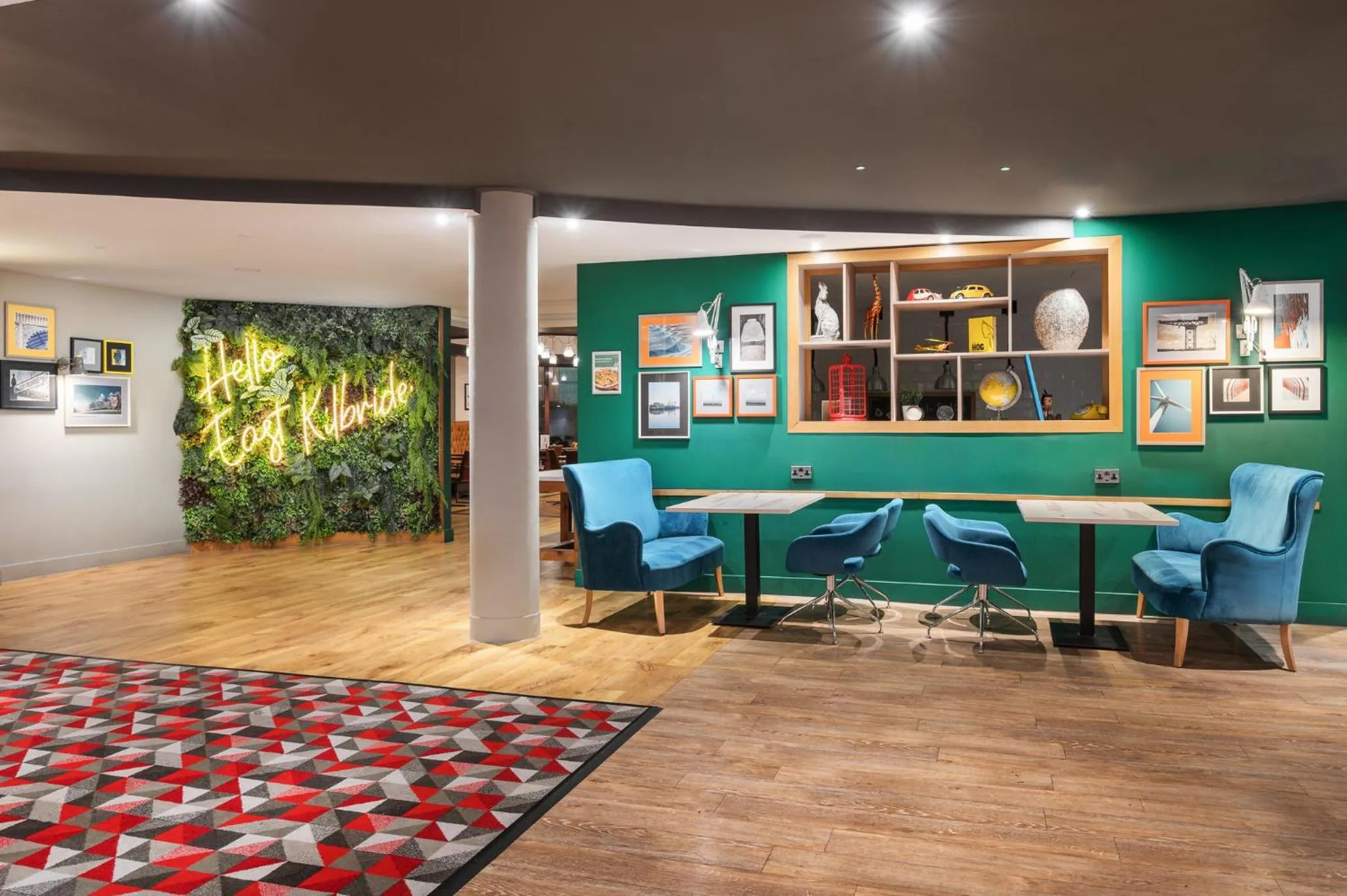 Lounge or bar in Holiday Inn Glasgow - East Kilbride by IHG