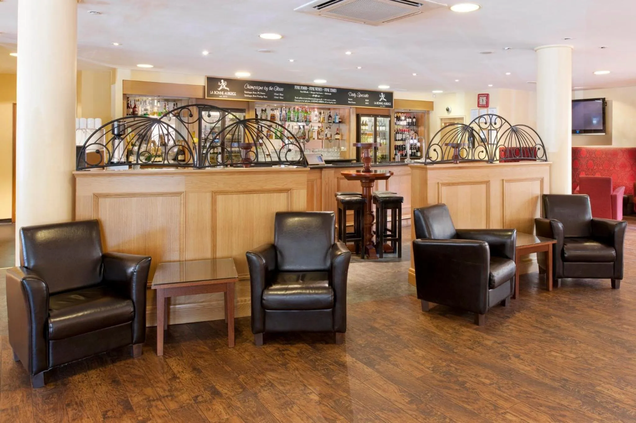 Lounge or bar in Holiday Inn Glasgow - East Kilbride by IHG