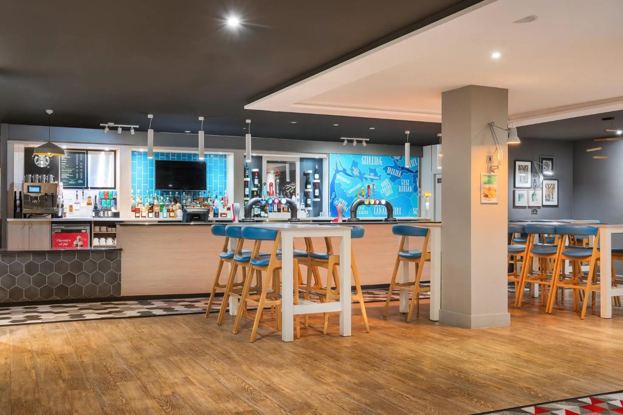 Lounge or bar in Holiday Inn Glasgow - East Kilbride by IHG