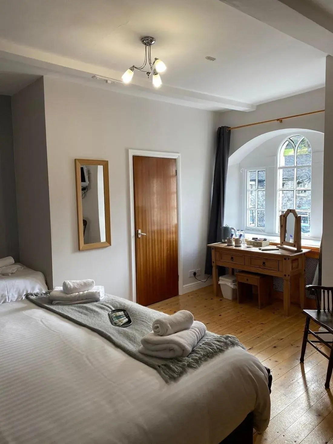 Deluxe Double Room (2 Adults + 1 Child) in The George Inn at Tideswell Deluxe Double Room (2 Adults + 1 Child) in The George Inn at Tideswell