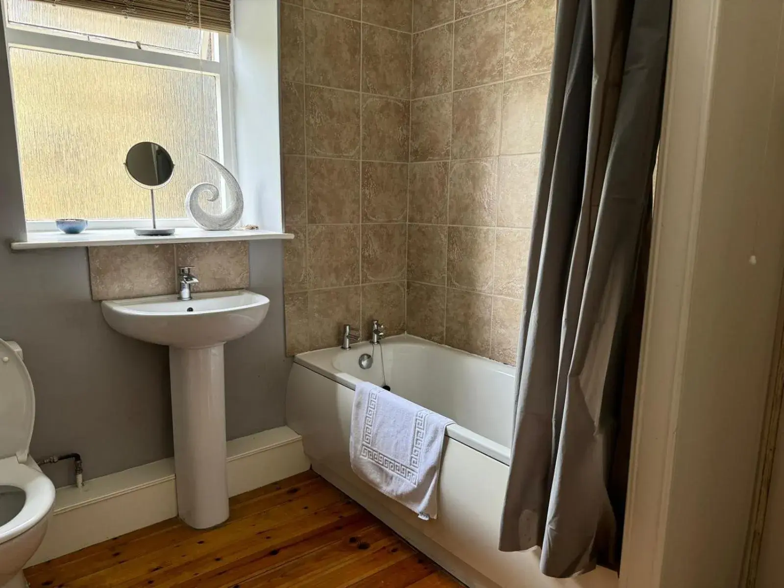 Family Room with Bathroom in The George Inn at Tideswell Family Room with Bathroom in The George Inn at Tideswell