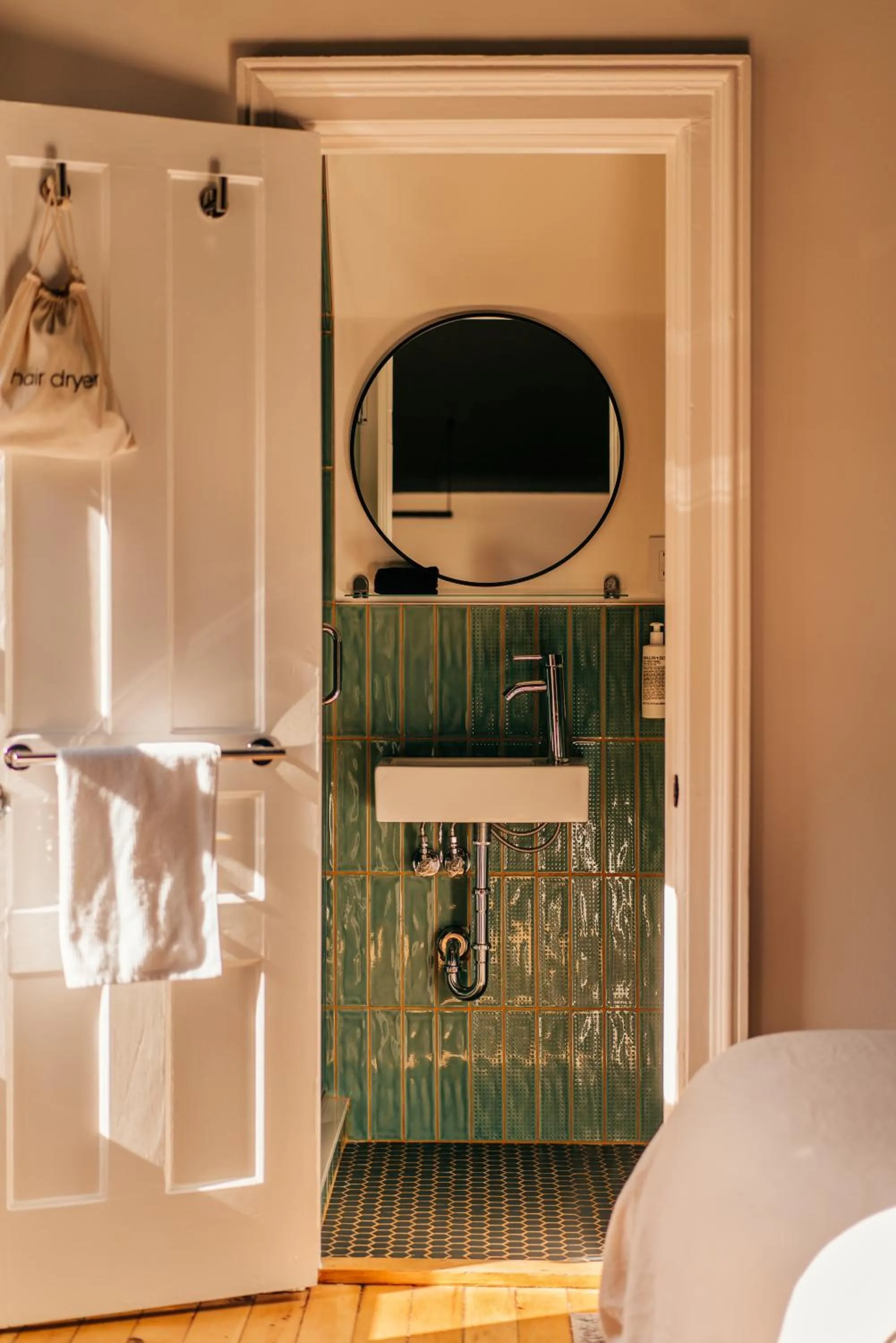 Bathroom, Bed in Somewhere Inn Collingwood