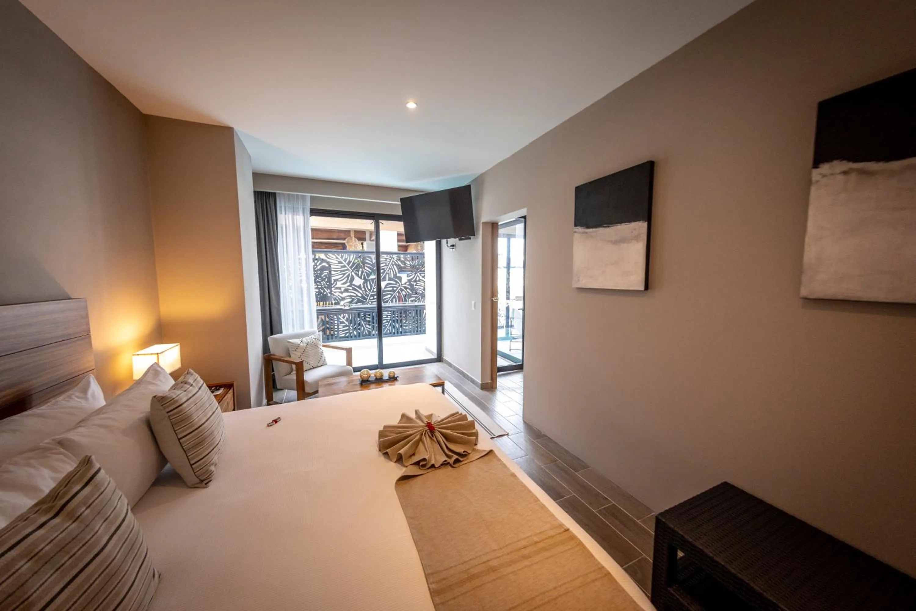 Photo of the whole room, Bed in Nirú Ocean Suites by Binniguenda