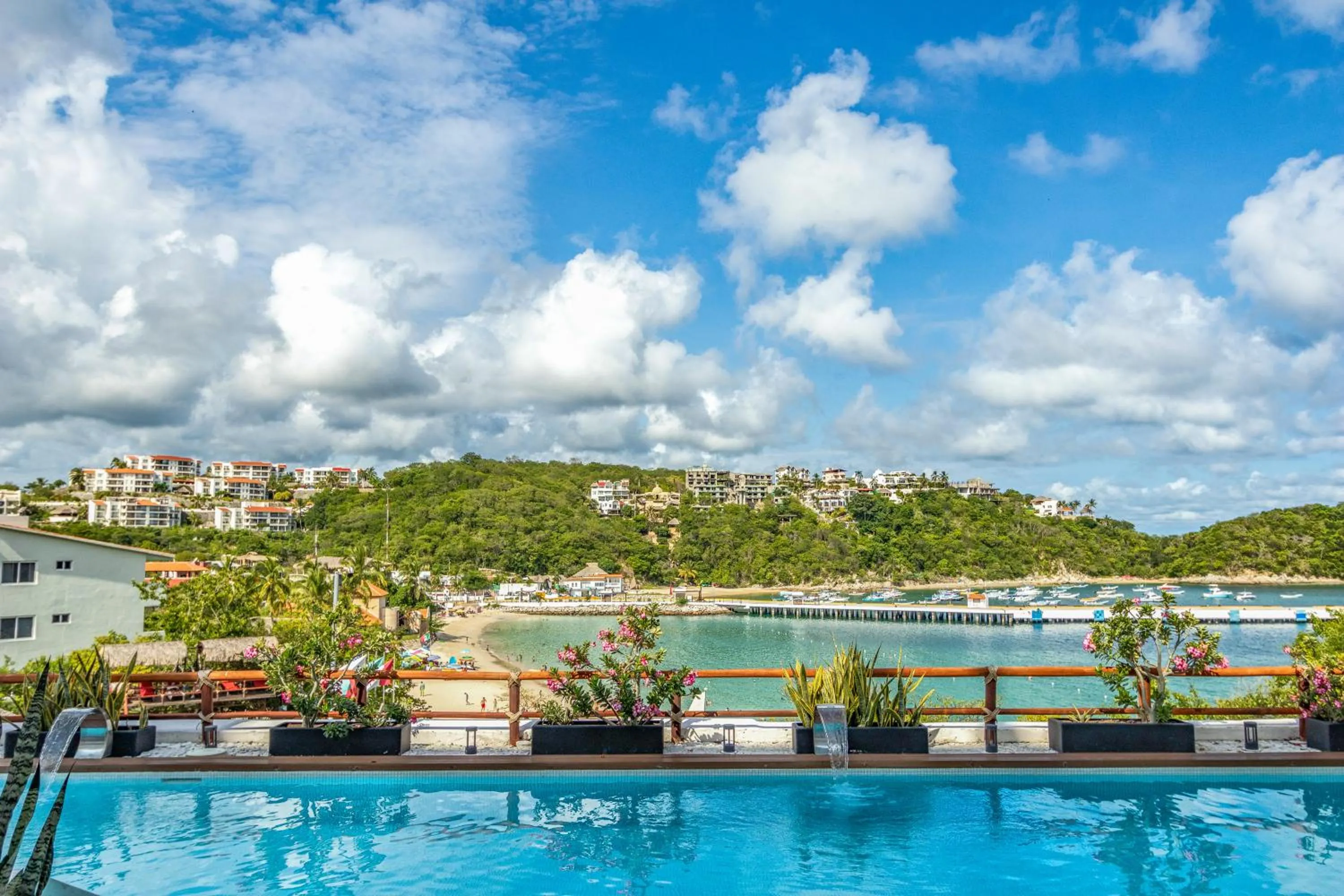 Swimming pool in Nirú Ocean Suites by Binniguenda