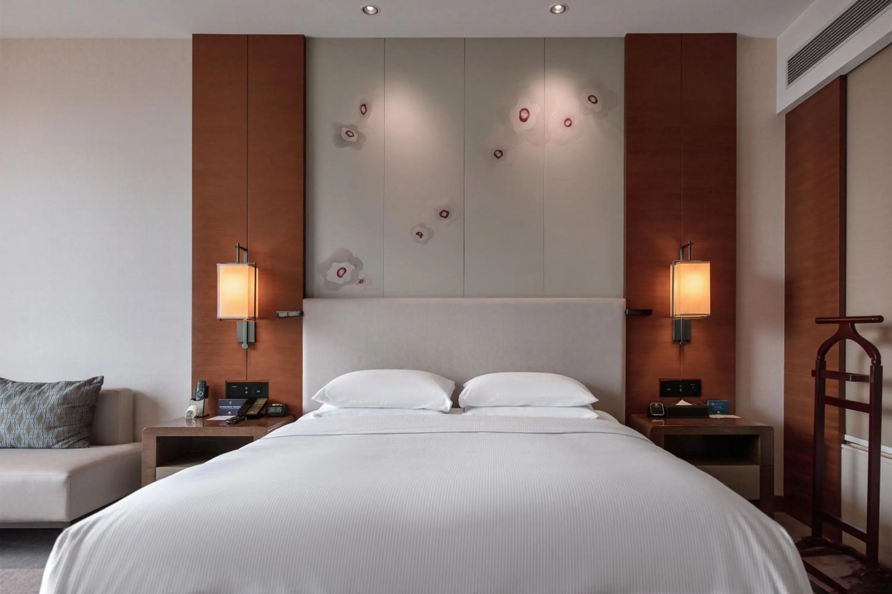 Bedroom, Bed in DoubleTree by Hilton Guangzhou Science City