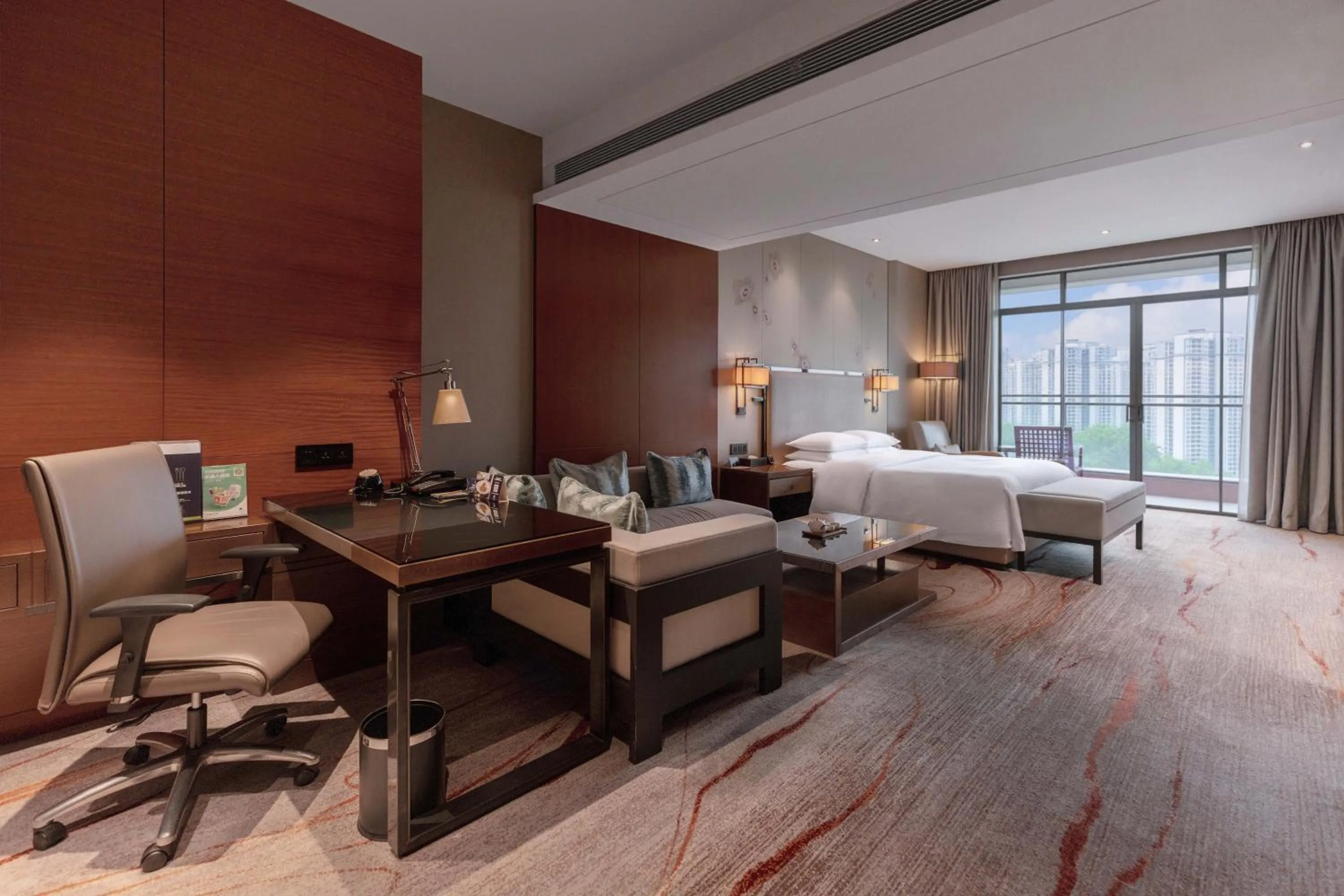 Photo of the whole room, Bed in DoubleTree by Hilton Guangzhou Science City