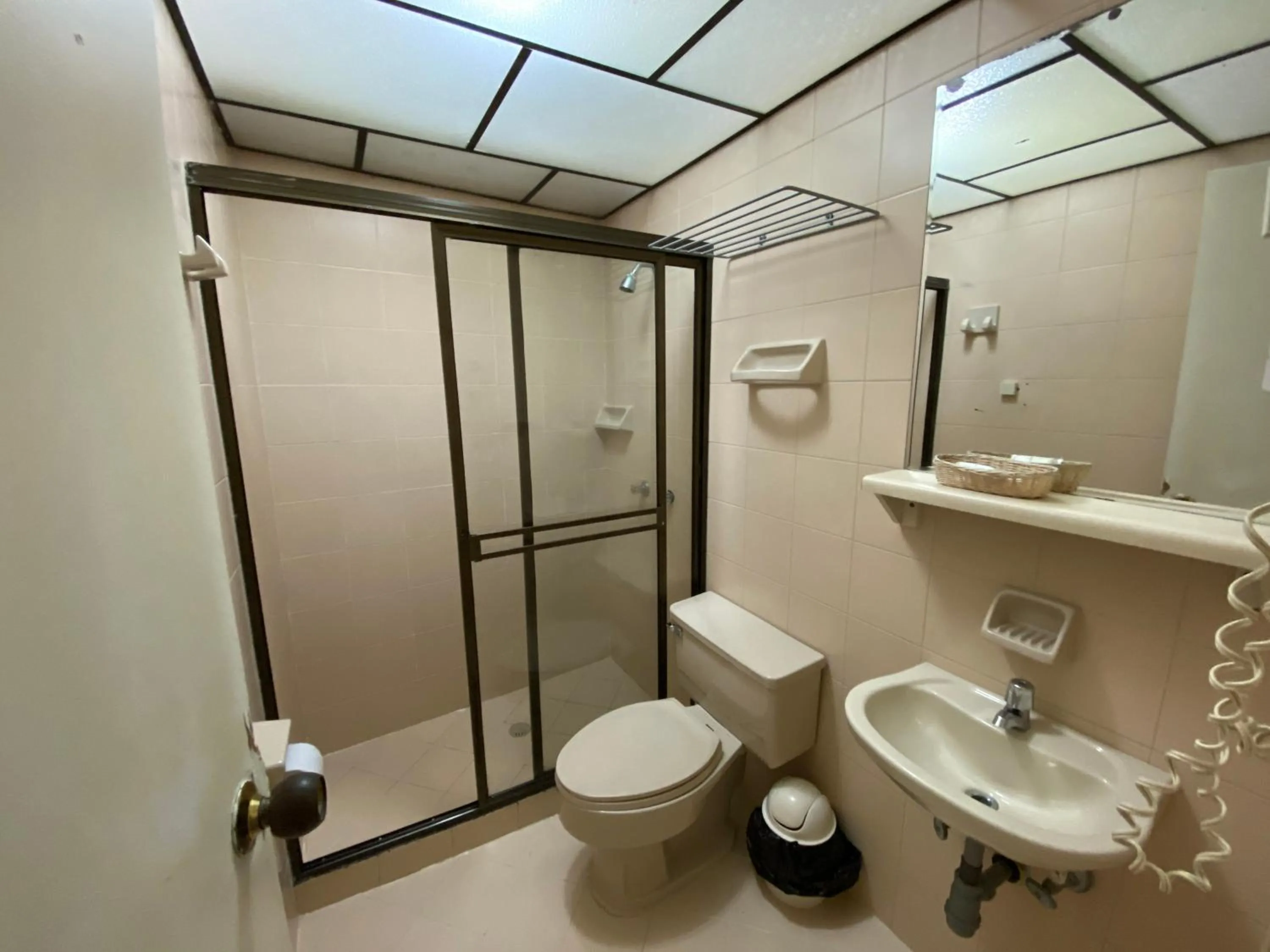 Shower in Hotel Laureles 70