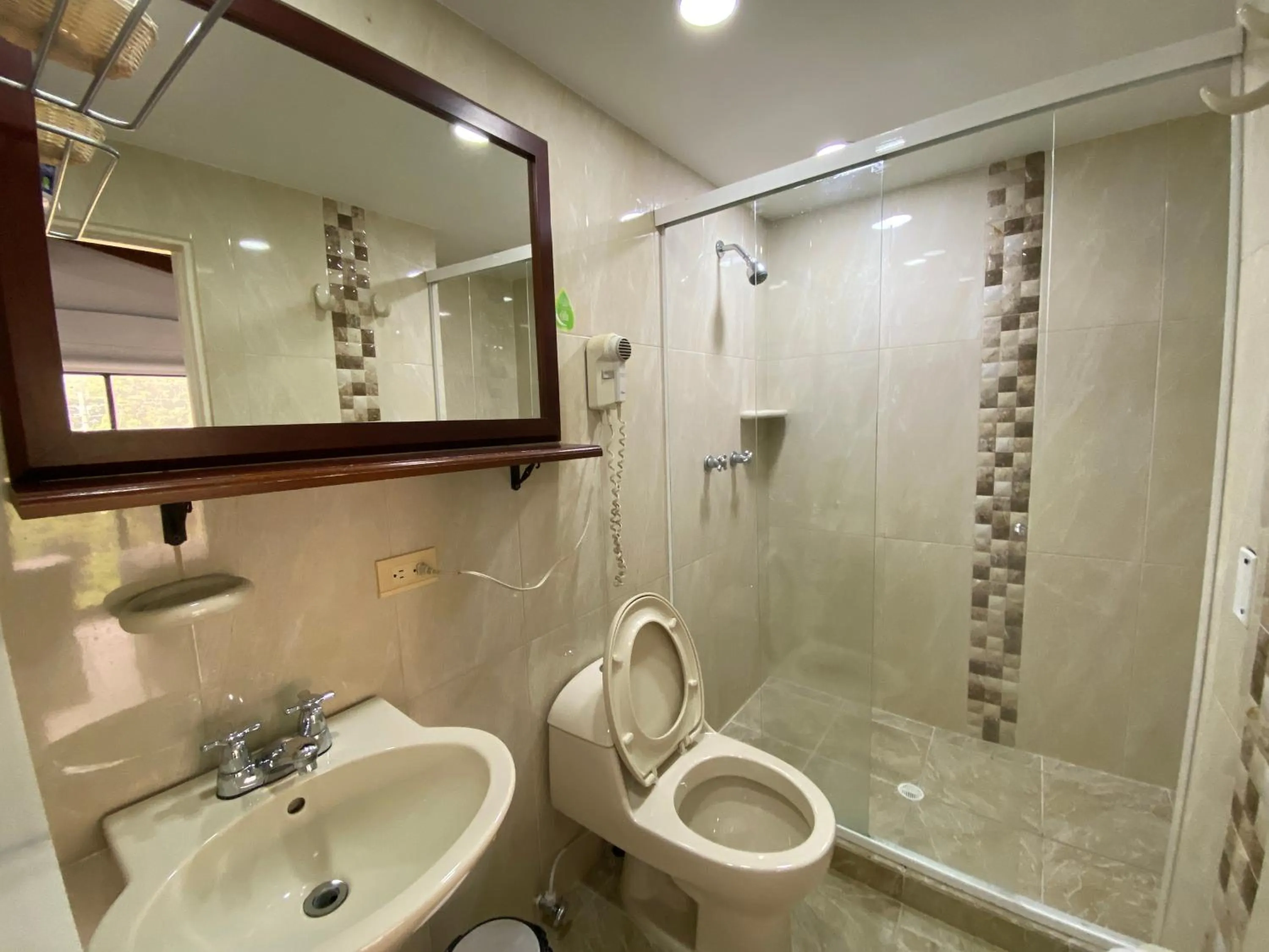 Shower in Hotel Laureles 70