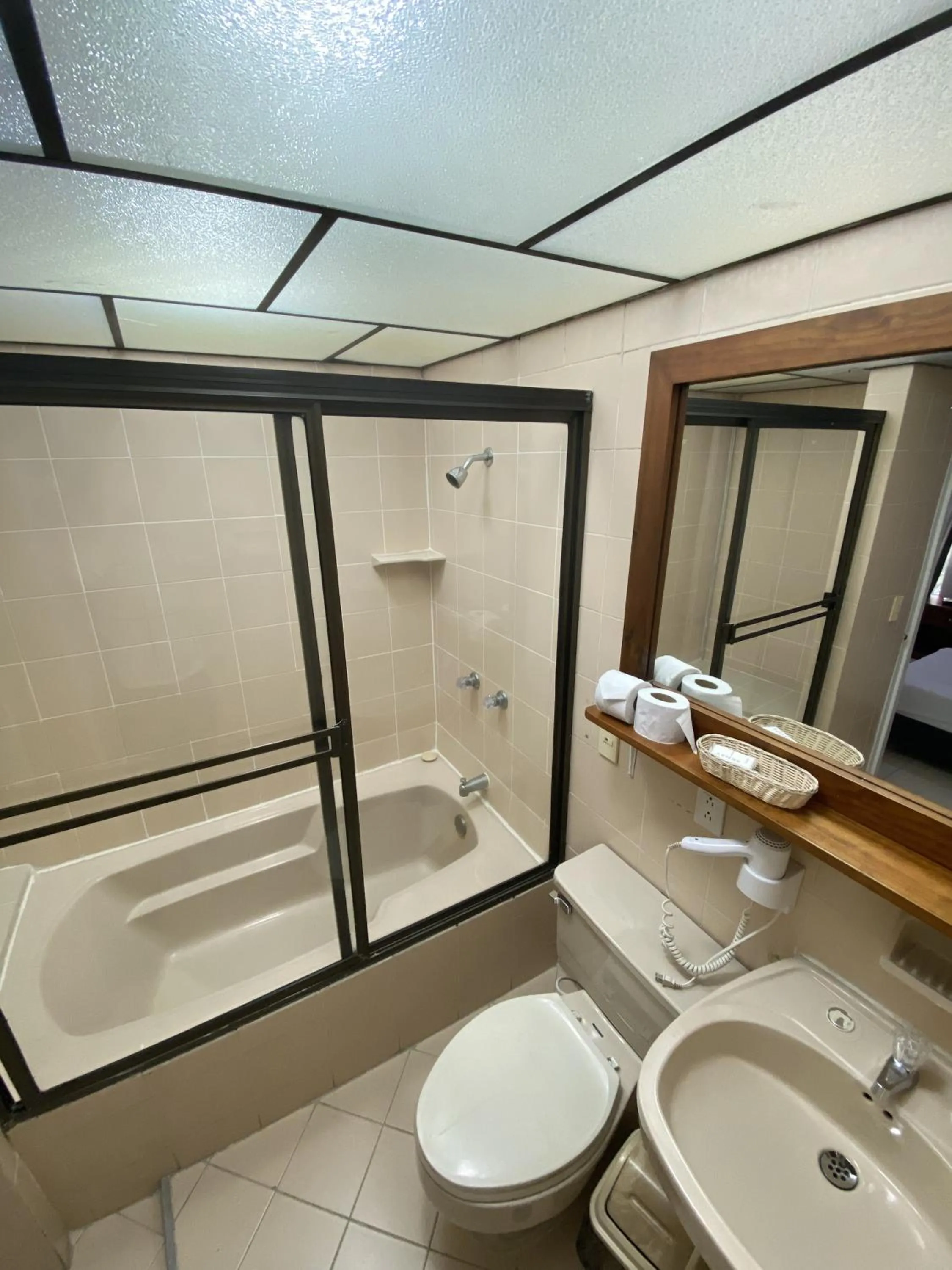 Shower in Hotel Laureles 70