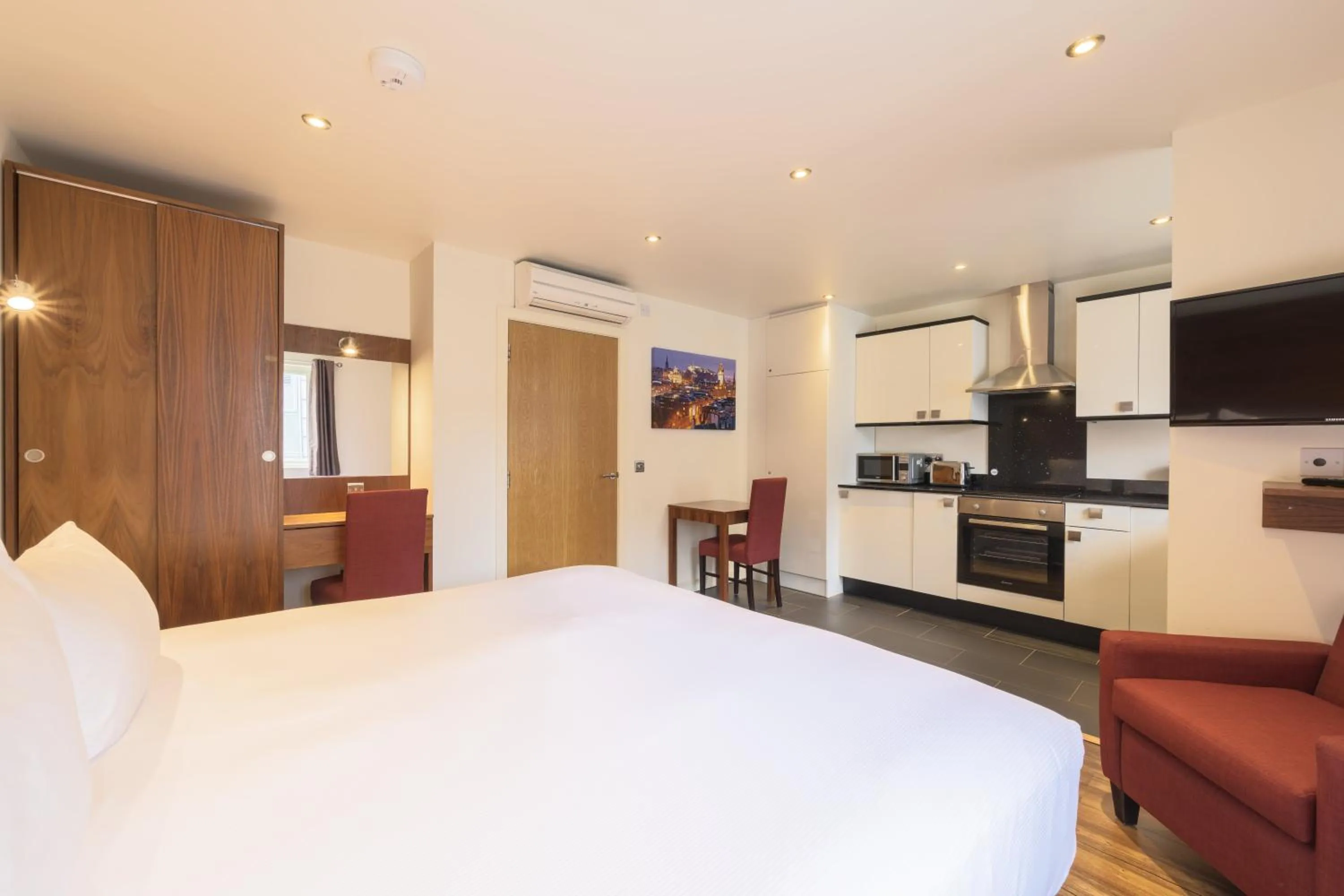 Bed in Holyrood Aparthotel