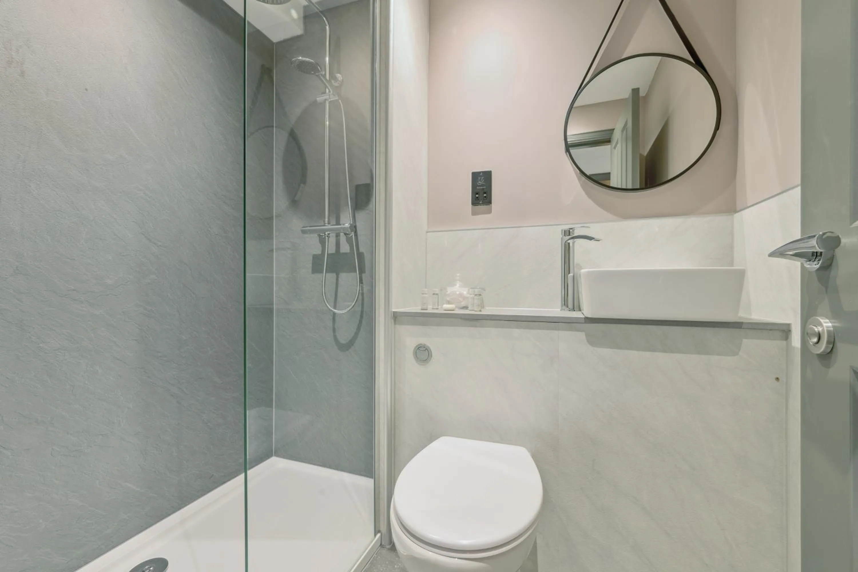 Shower in Holyrood Aparthotel