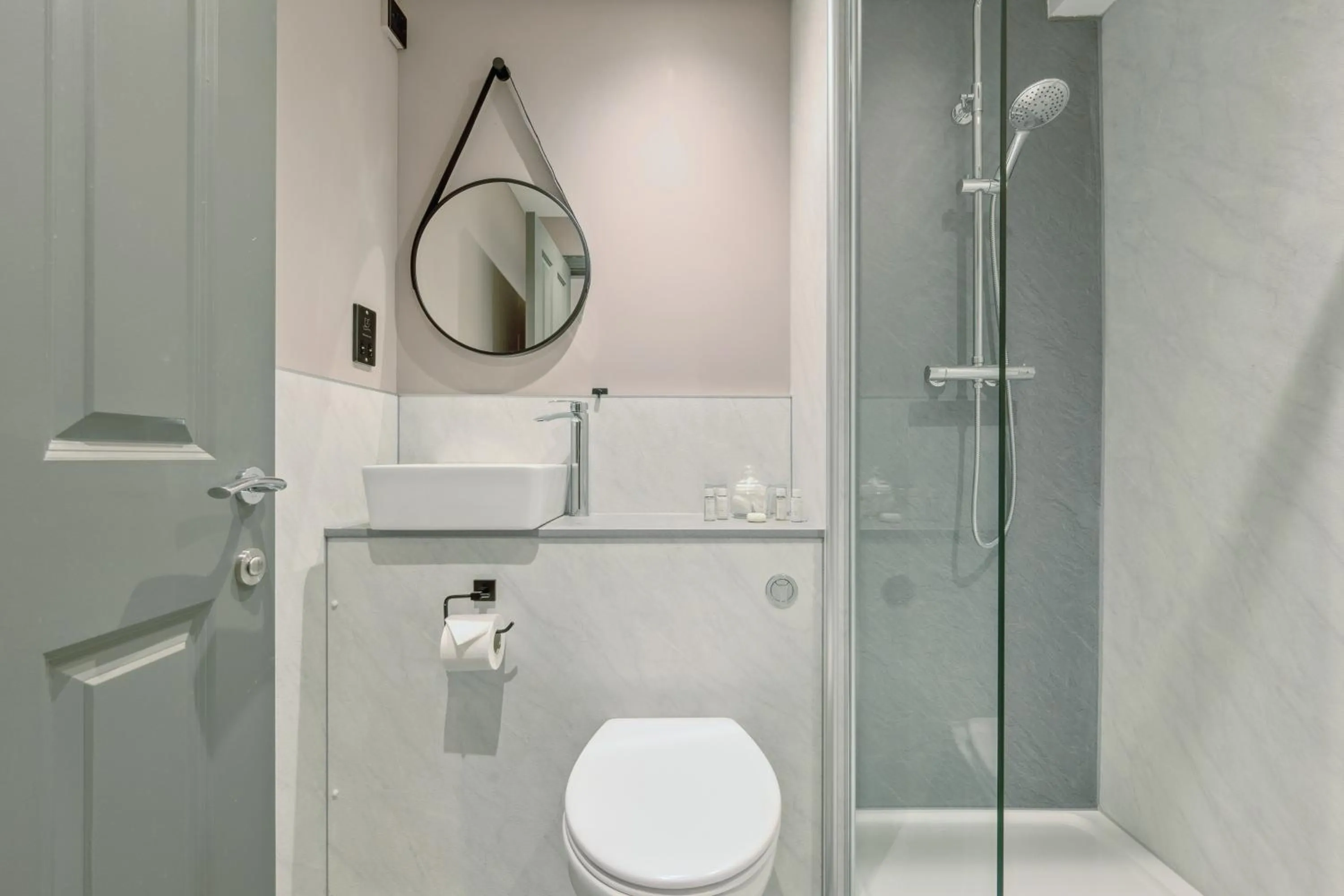 Shower in Holyrood Aparthotel