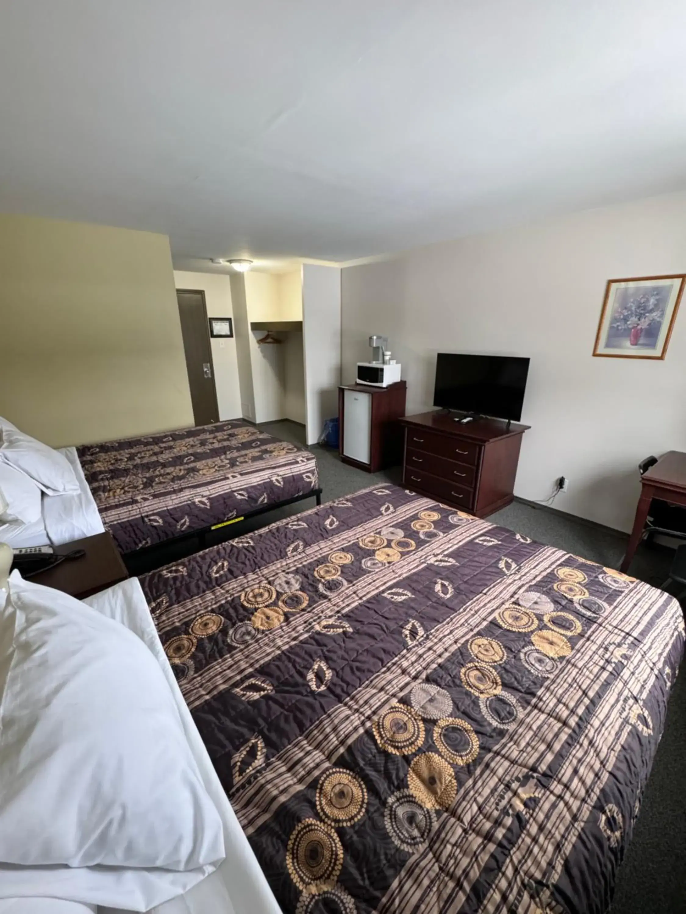 Standard Queen Room with Two Queen Beds in Minnedosa Inn Standard Queen Room with Two Queen Beds in Minnedosa Inn