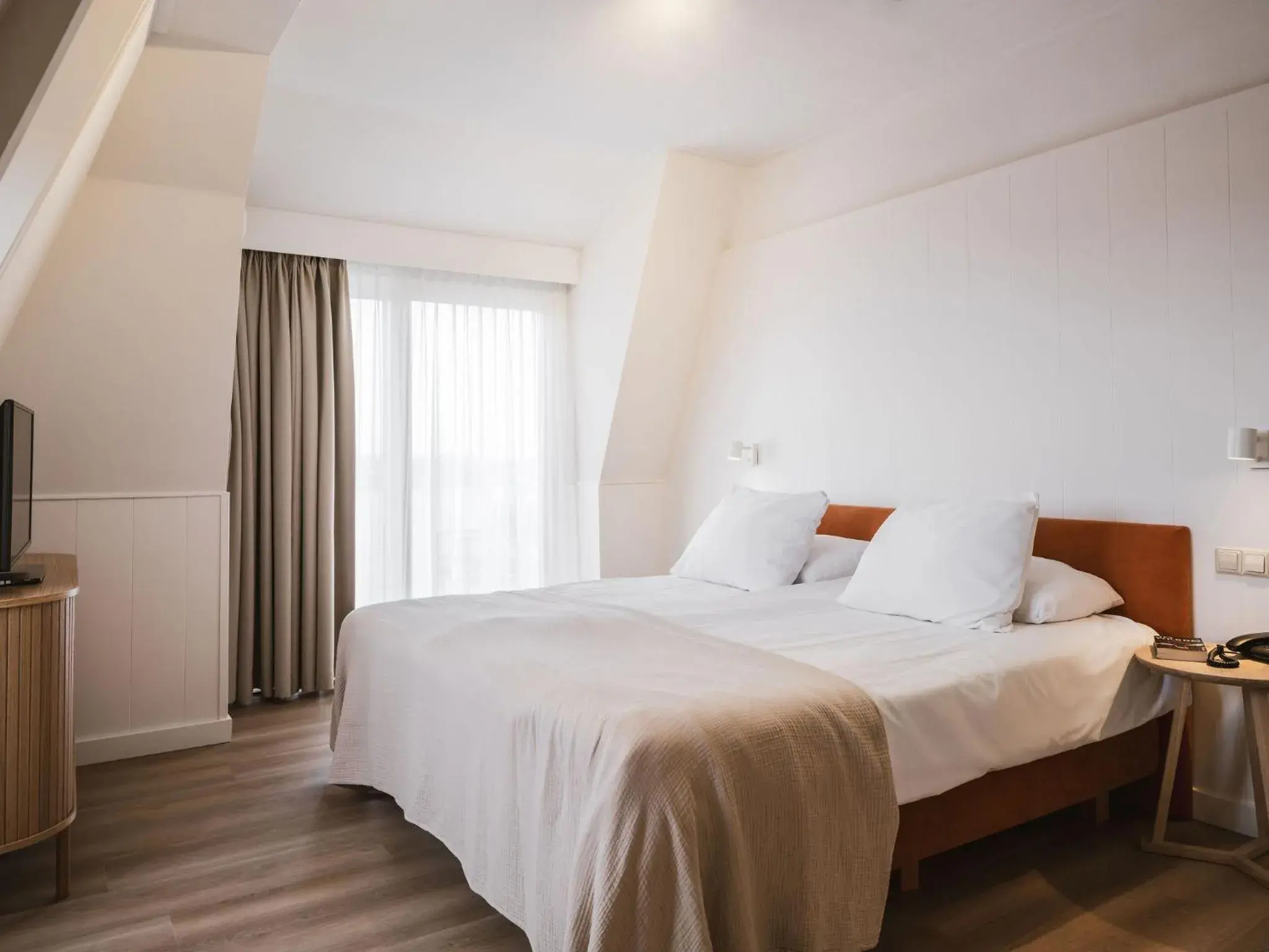 Deluxe Double Room with Balcony and Sea View in Strandhotel Domburg - Next Door Deluxe Double Room with Balcony and Sea View in Strandhotel Domburg - Next Door