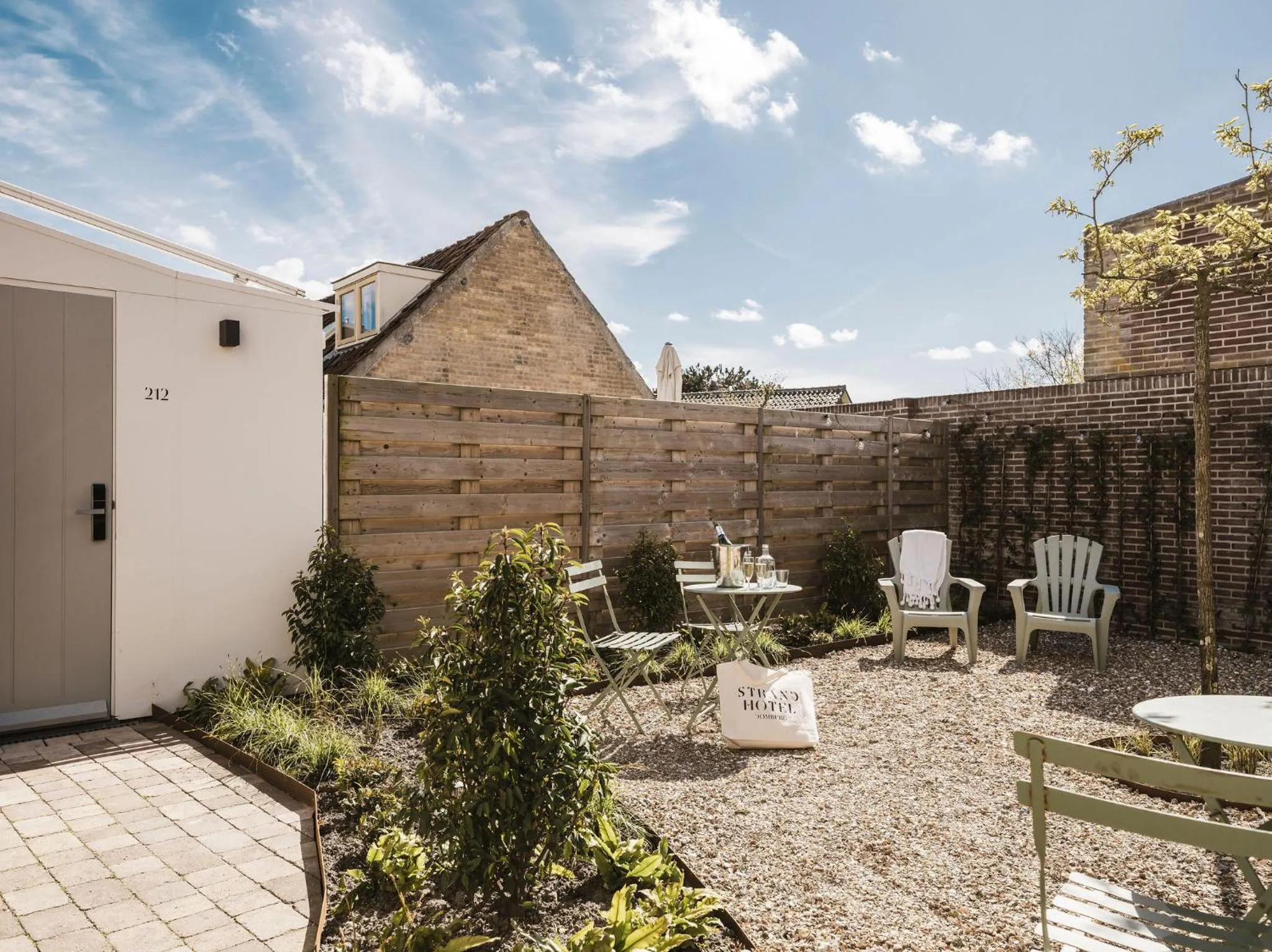 Garden in Strandhotel Domburg - Next Door