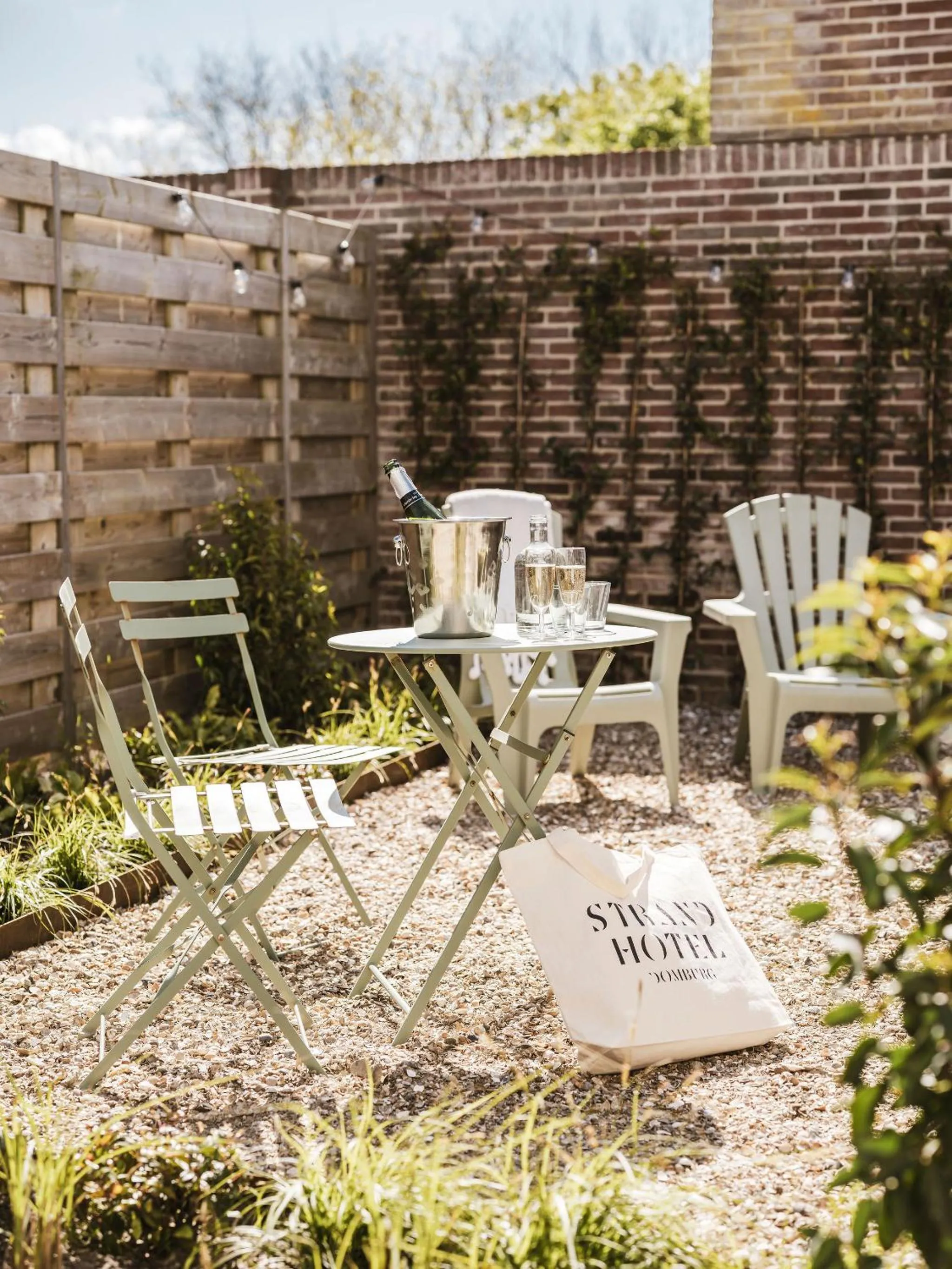 Garden in Strandhotel Domburg - Next Door