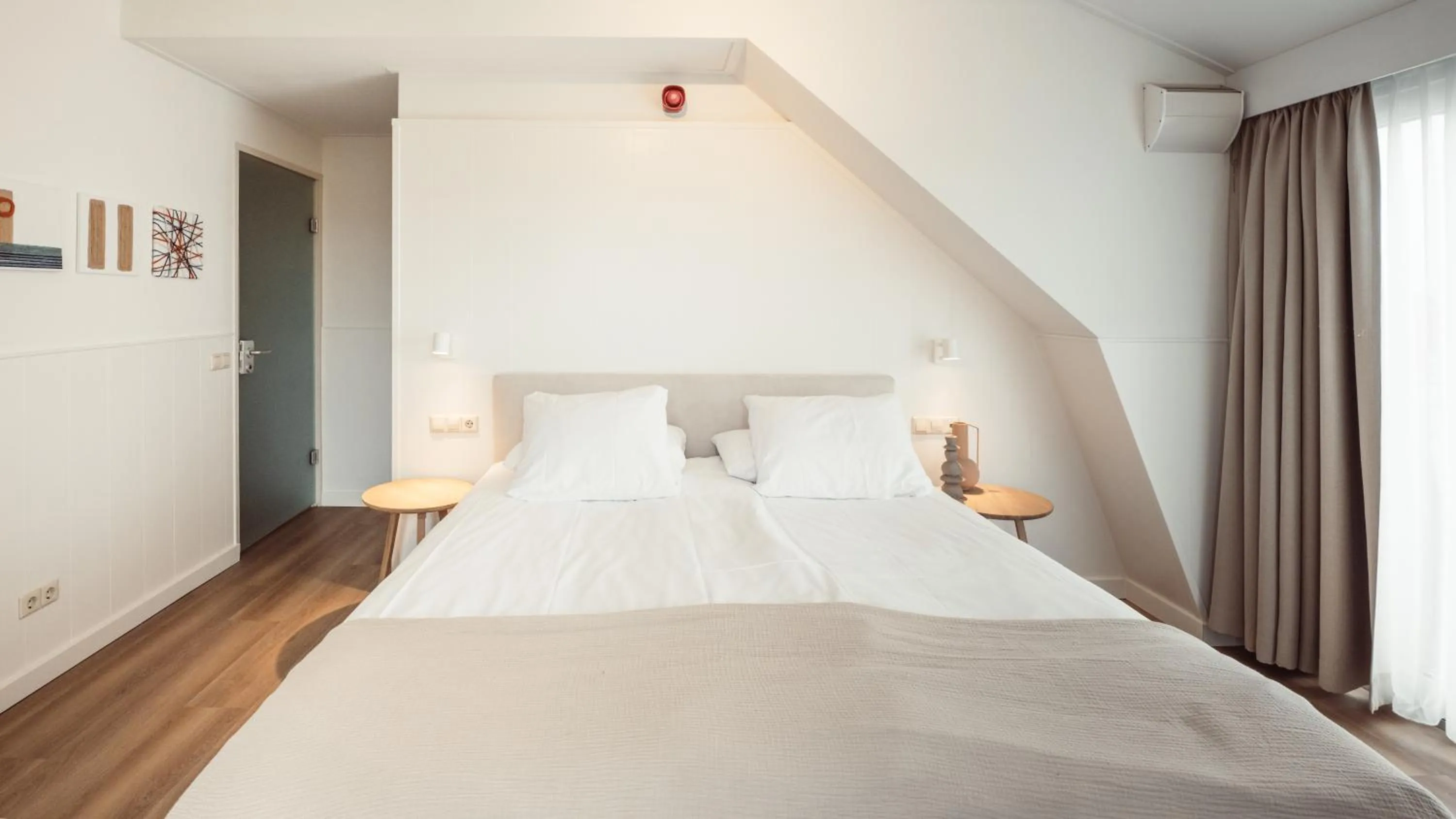 Bed in Strandhotel Domburg - Next Door